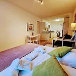 Live-Inn Prague 2 Bdr Family Suite For 1-8 Guests, 20 Mins To Center, Lift, Gym, Reception, Parking, Roof Terrace, Game & Party