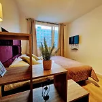 Live-Inn Prague 2 Bdr Family Suite For 1-8 Guests, 20 Mins To Center, Lift, Gym, Reception, Parking, Roof Terrace, Game & Party