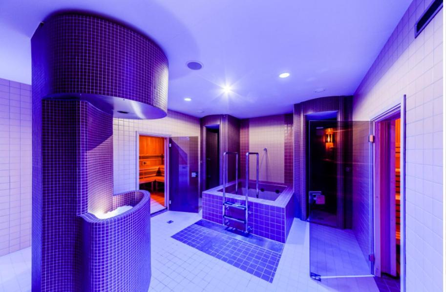 Live-inn 2 Bdr Family For 1-8 Guests, 20 Mins To Center, Lift, Gym, Reception, Parking, Roof Terrace, Game & Party * Prague