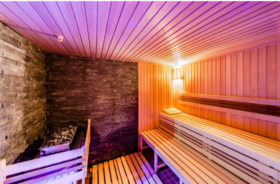Apartment Live-inn 2 Bdr Family For 1-8 Guests, 20 Mins To Center, Lift, Gym, Reception, Parking, Roof Terrace, Game & Party *