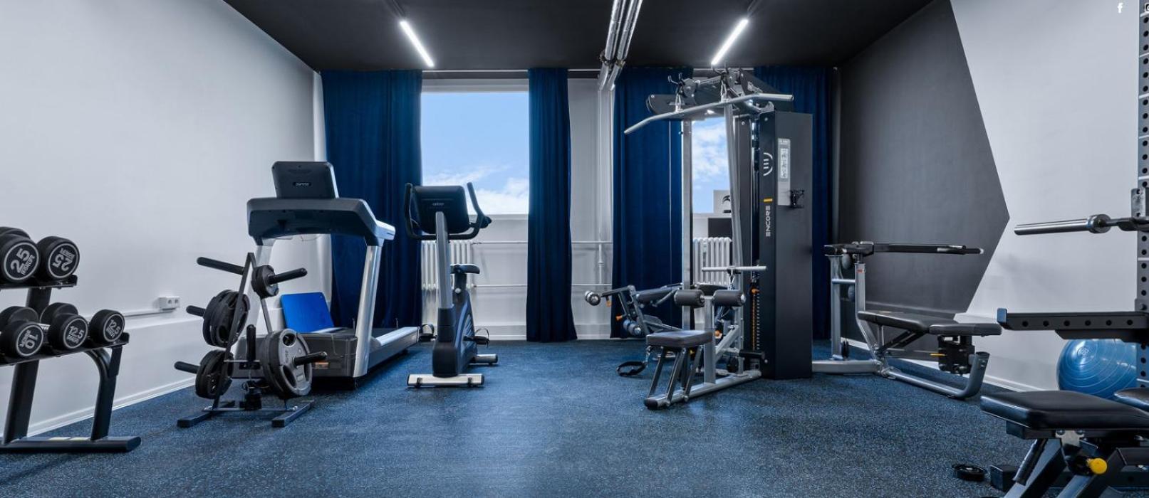 Live-inn 2 Bdr Family For 1-8 Guests, 20 Mins To Center, Lift, Gym, Reception, Parking, Roof Terrace, Game & Party
