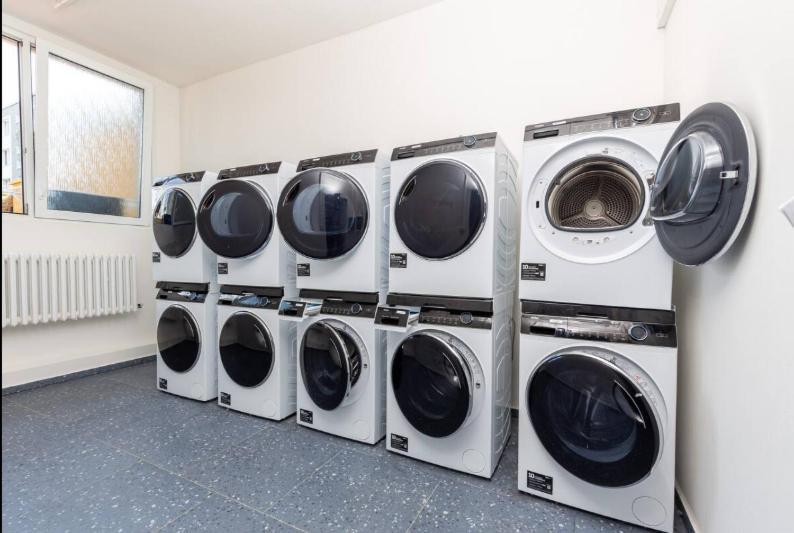 Apartment Live-inn 2 Bdr Family For 1-8 Guests, 20 Mins To Center, Lift, Gym, Reception, Parking, Roof Terrace, Game & Party Prague