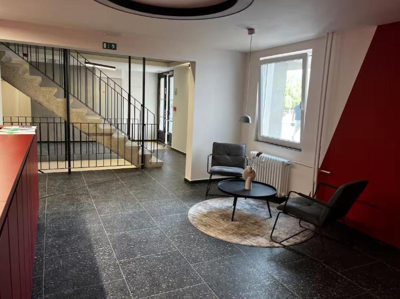 Live-inn 2 Bdr Family For 1-8 Guests, 20 Mins To Center, Lift, Gym, Reception, Parking, Roof Terrace, Game & Party