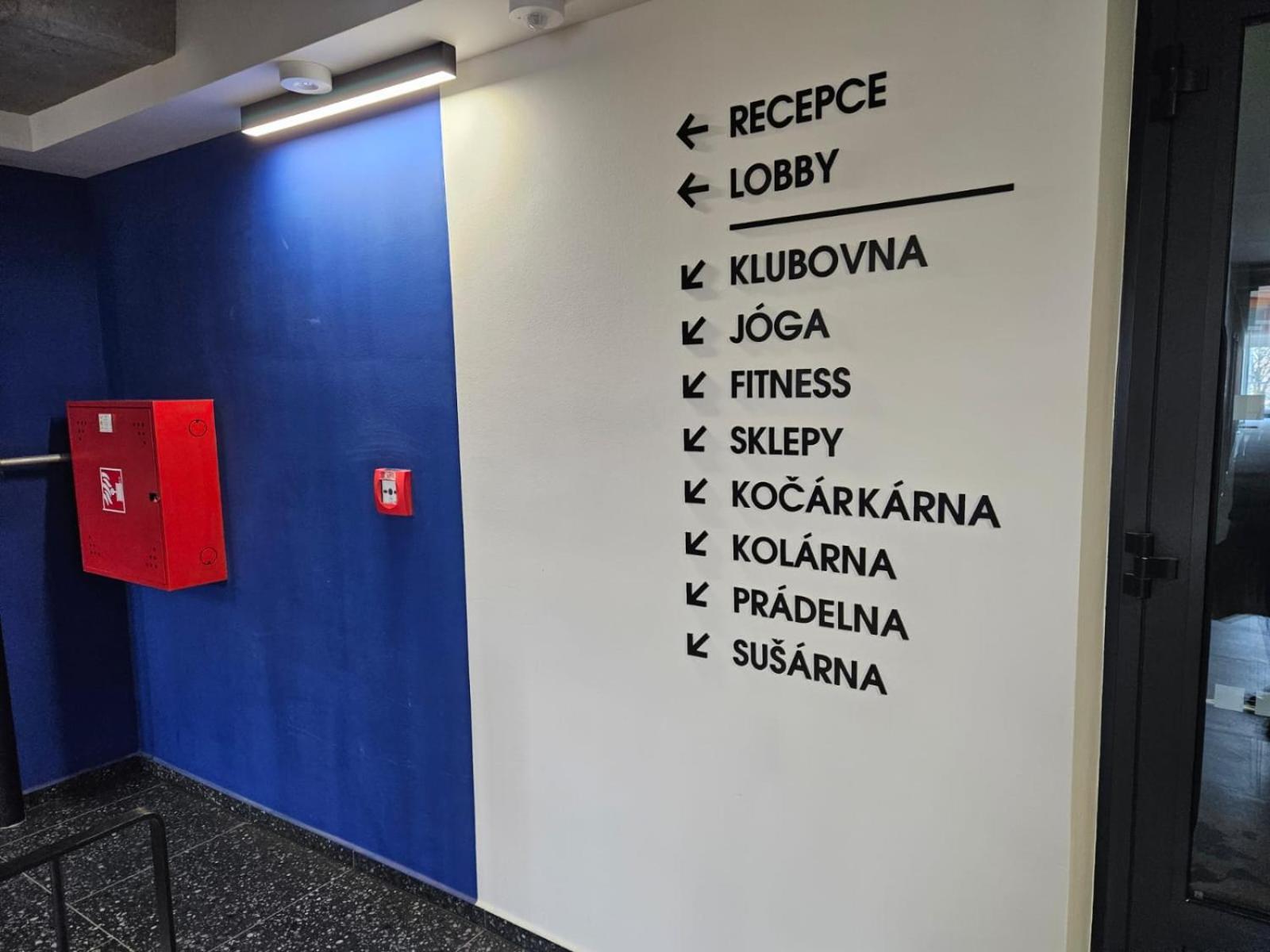Live-inn 2 Bdr Family For 1-8 Guests, 20 Mins To Center, Lift, Gym, Reception, Parking, Roof Terrace, Game & Party Apartment Prague