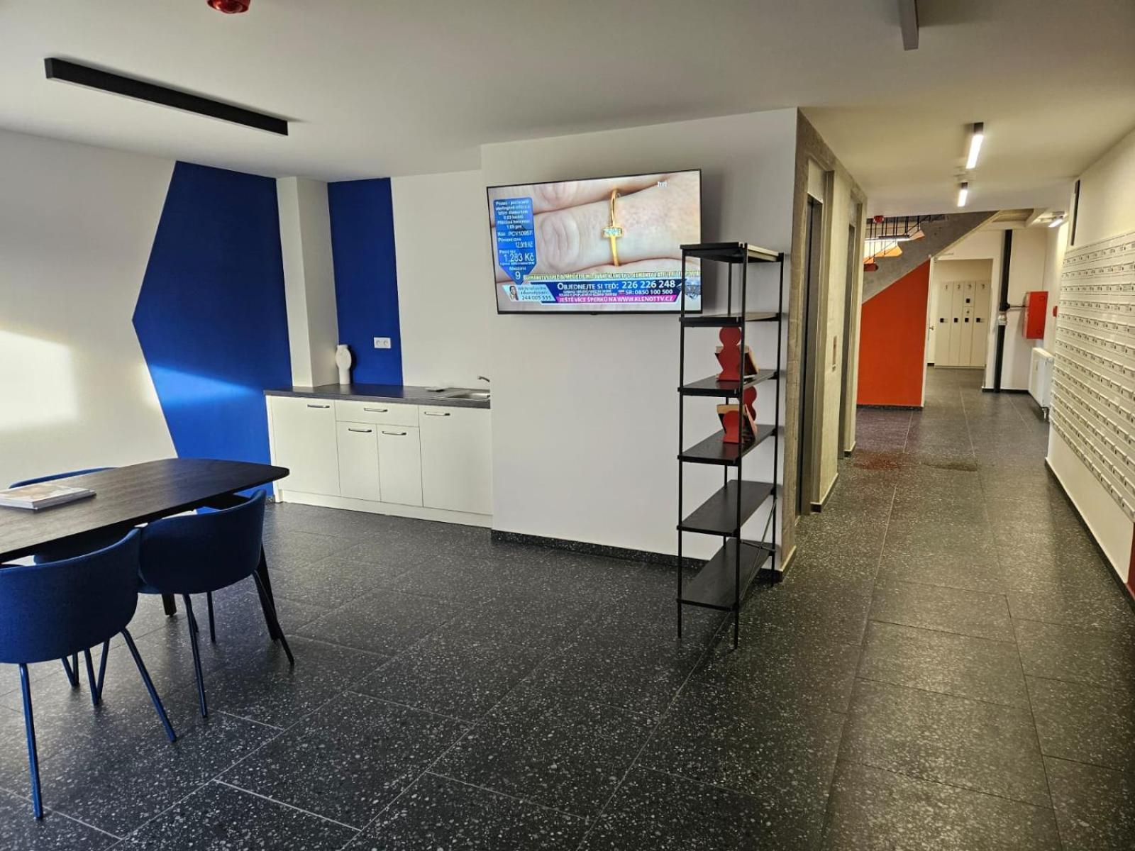 Apartment Live-inn 2 Bdr Family For 1-8 Guests, 20 Mins To Center, Lift, Gym, Reception, Parking, Roof Terrace, Game & Party *