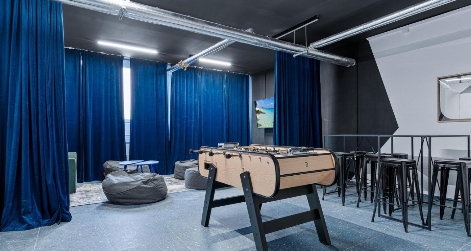 Live-inn 2 Bdr Family For 1-8 Guests, 20 Mins To Center, Lift, Gym, Reception, Parking, Roof Terrace, Game & Party Apartment *