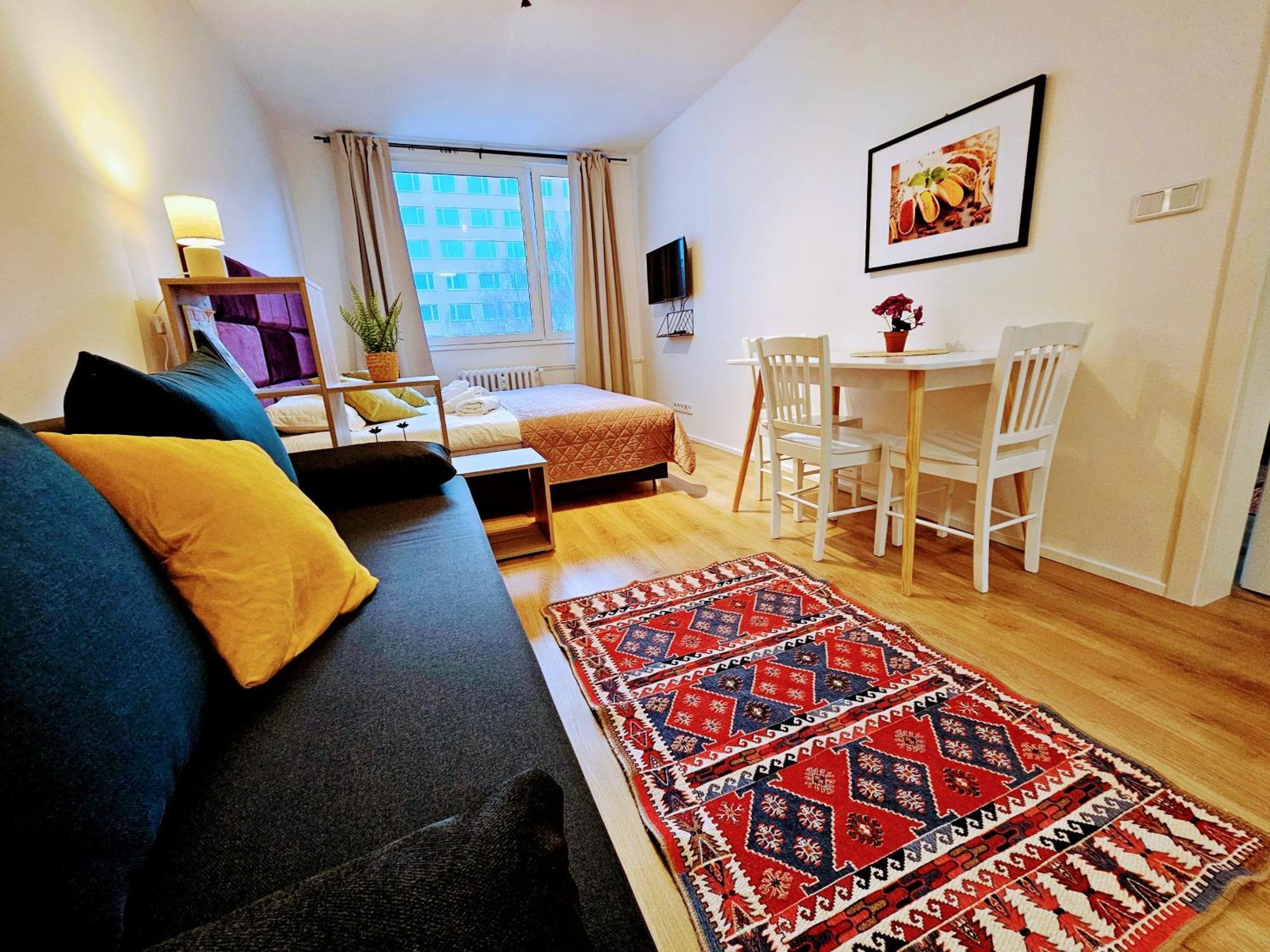 Live-inn 2 Bdr Family For 1-8 Guests, 20 Mins To Center, Lift, Gym, Reception, Parking, Roof Terrace, Game & Party *