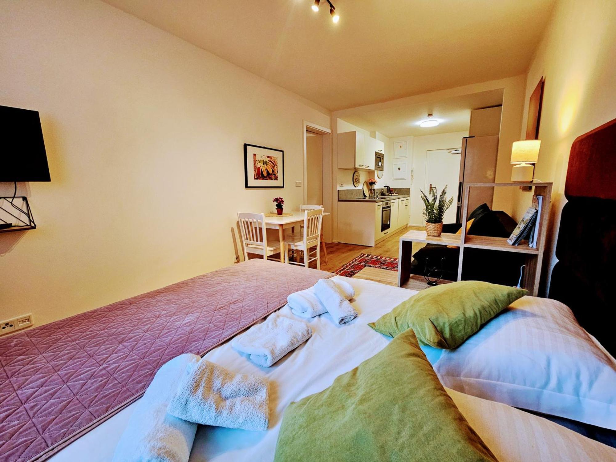 Live-inn 2 Bdr Family For 1-8 Guests, 20 Mins To Center, Lift, Gym, Reception, Parking, Roof Terrace, Game & Party Apartment *