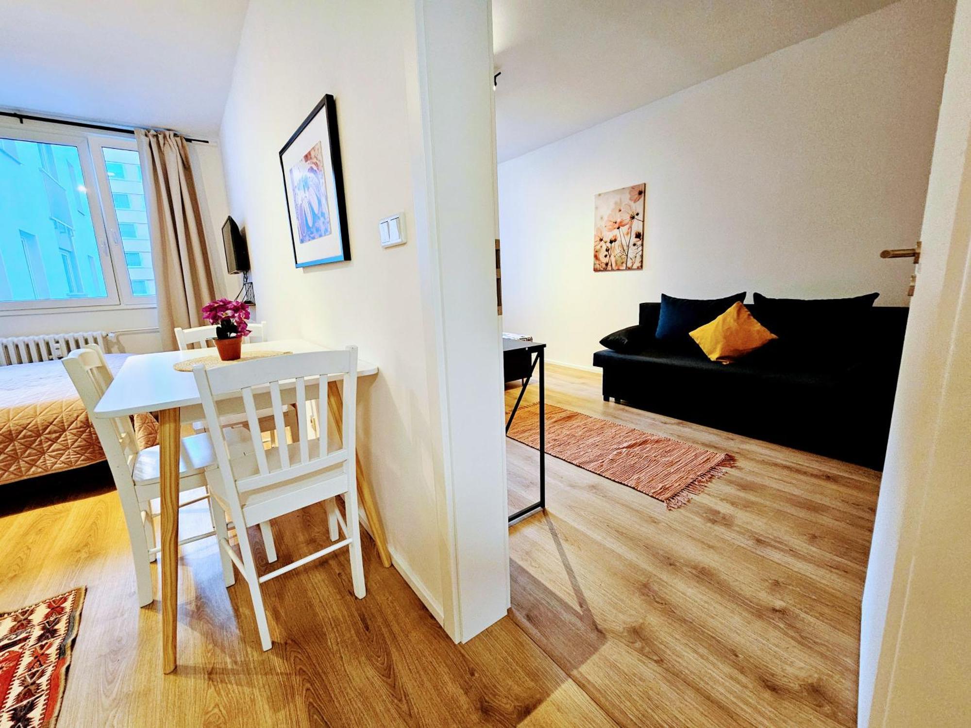 Live-inn 2 Bdr Family For 1-8 Guests, 20 Mins To Center, Lift, Gym, Reception, Parking, Roof Terrace, Game & Party Apartment *