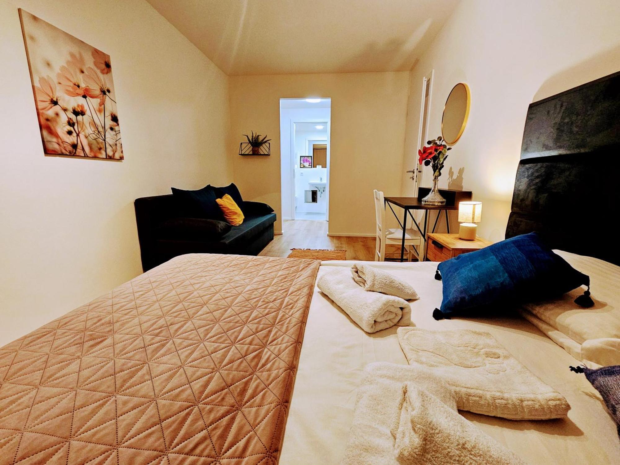 Live-inn 2 Bdr Family For 1-8 Guests, 20 Mins To Center, Lift, Gym, Reception, Parking, Roof Terrace, Game & Party Apartment Prague
