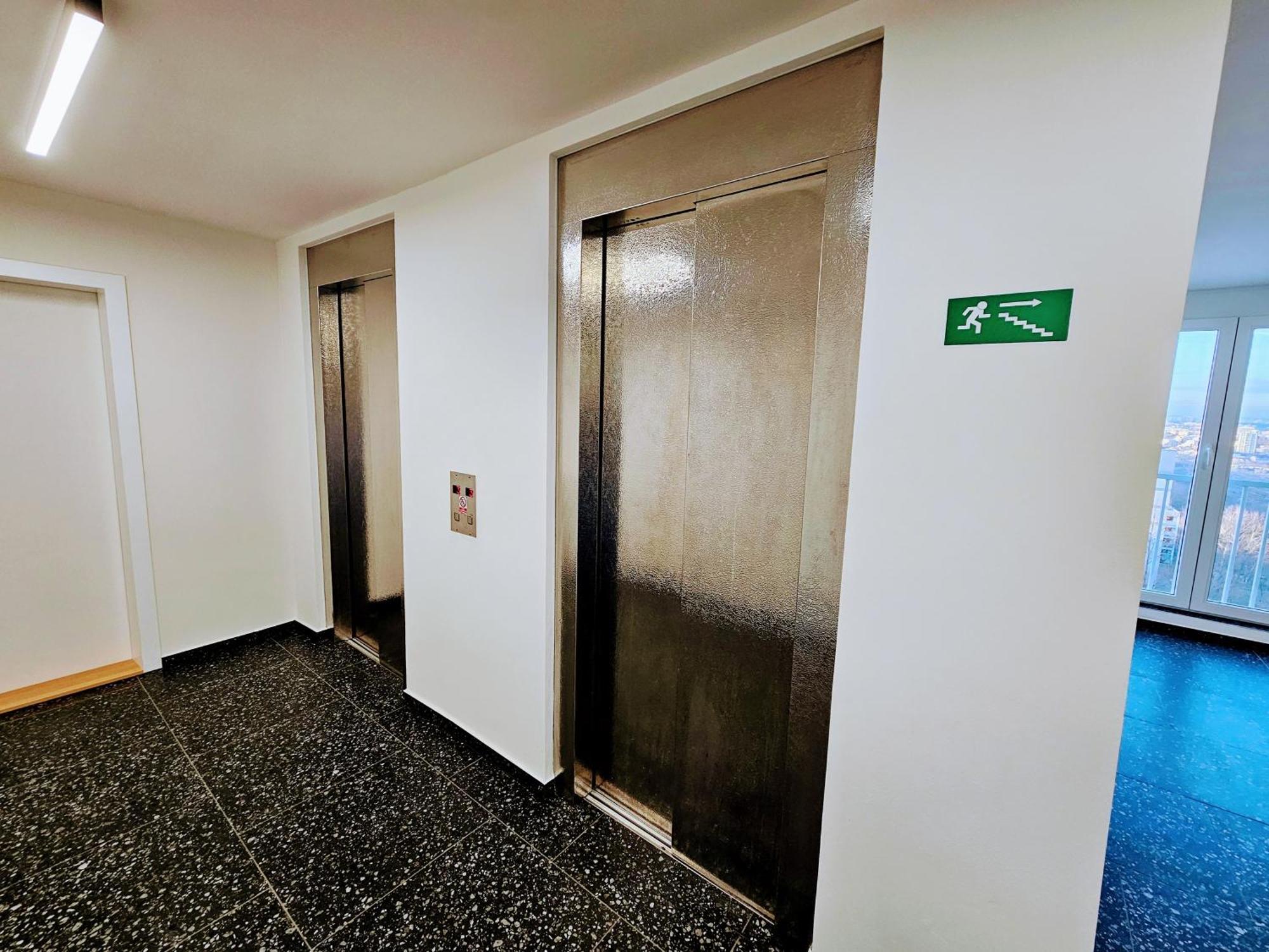 Apartment Live-inn 2 Bdr Family For 1-8 Guests, 20 Mins To Center, Lift, Gym, Reception, Parking, Roof Terrace, Game & Party *