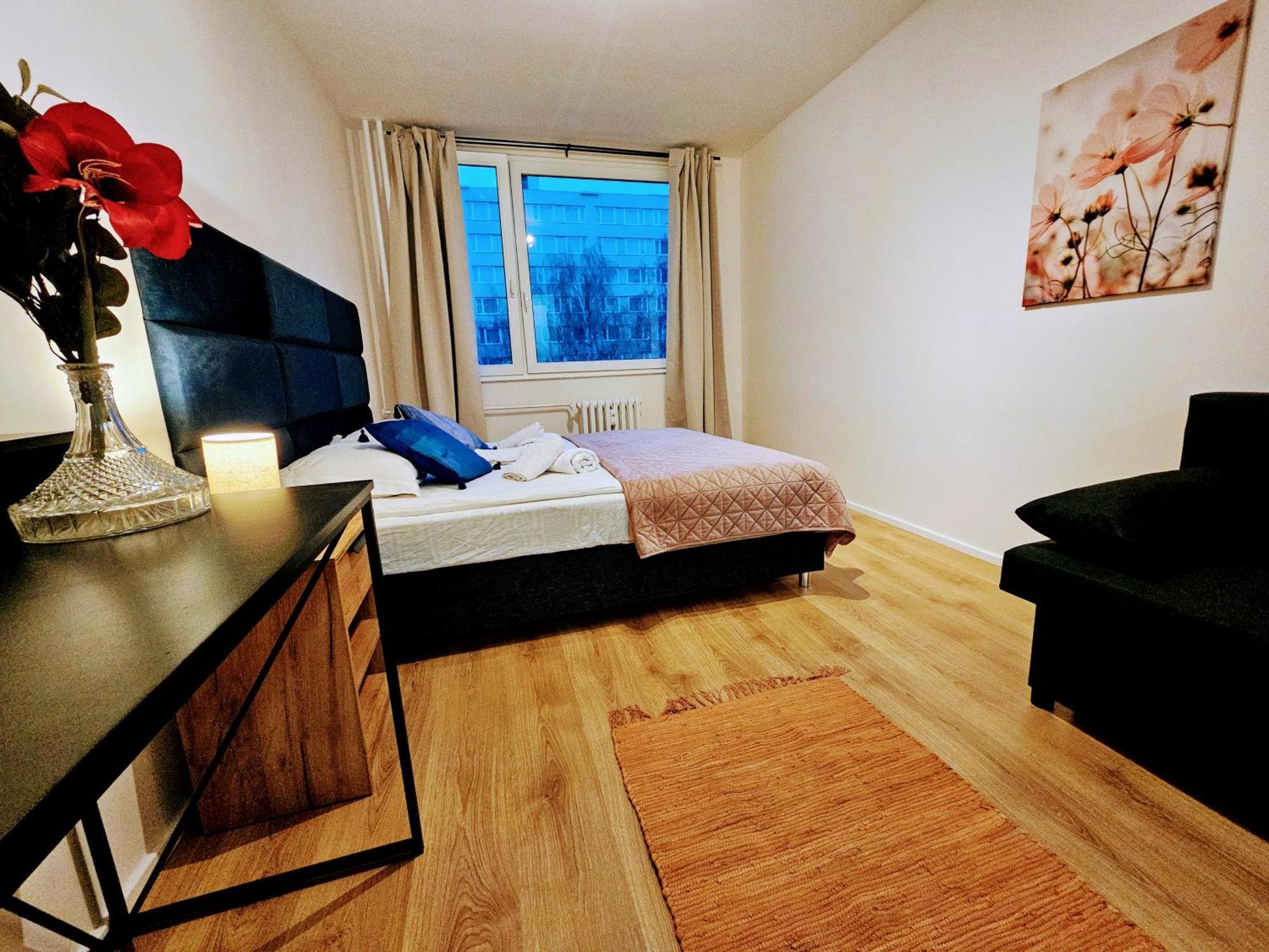 Live-inn 2 Bdr Family For 1-8 Guests, 20 Mins To Center, Lift, Gym, Reception, Parking, Roof Terrace, Game & Party Apartment Prague