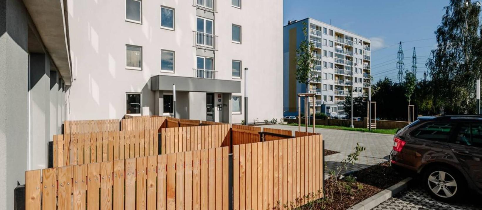 Live-inn 2 Bdr Family For 1-8 Guests, 20 Mins To Center, Lift, Gym, Reception, Parking, Roof Terrace, Game & Party Prague