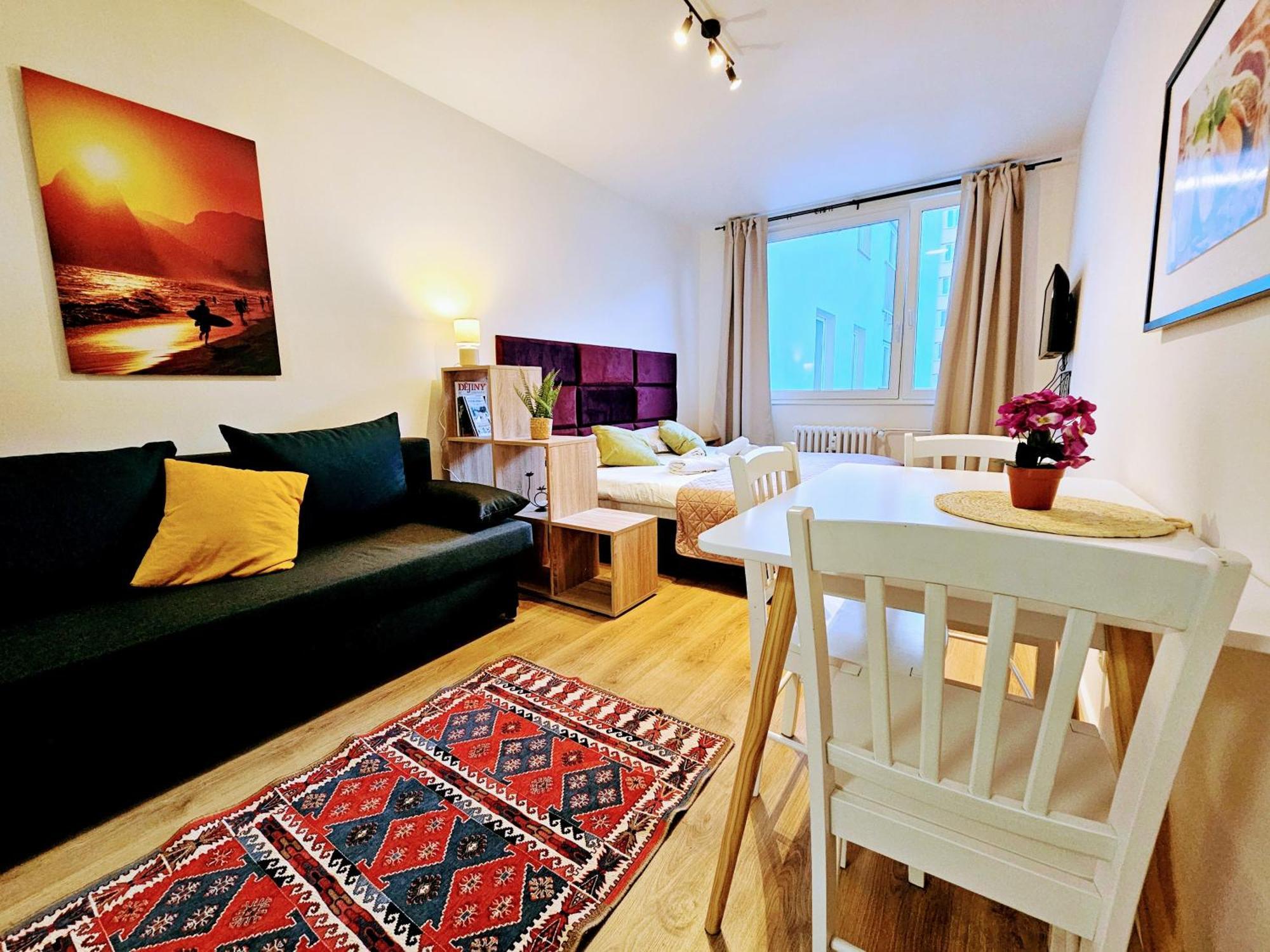 Apartment Live-inn 2 Bdr Family For 1-8 Guests, 20 Mins To Center, Lift, Gym, Reception, Parking, Roof Terrace, Game & Party *