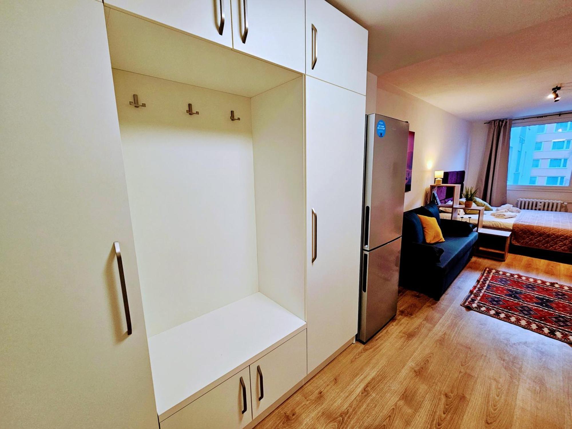 Live-inn 2 Bdr Family For 1-8 Guests, 20 Mins To Center, Lift, Gym, Reception, Parking, Roof Terrace, Game & Party *