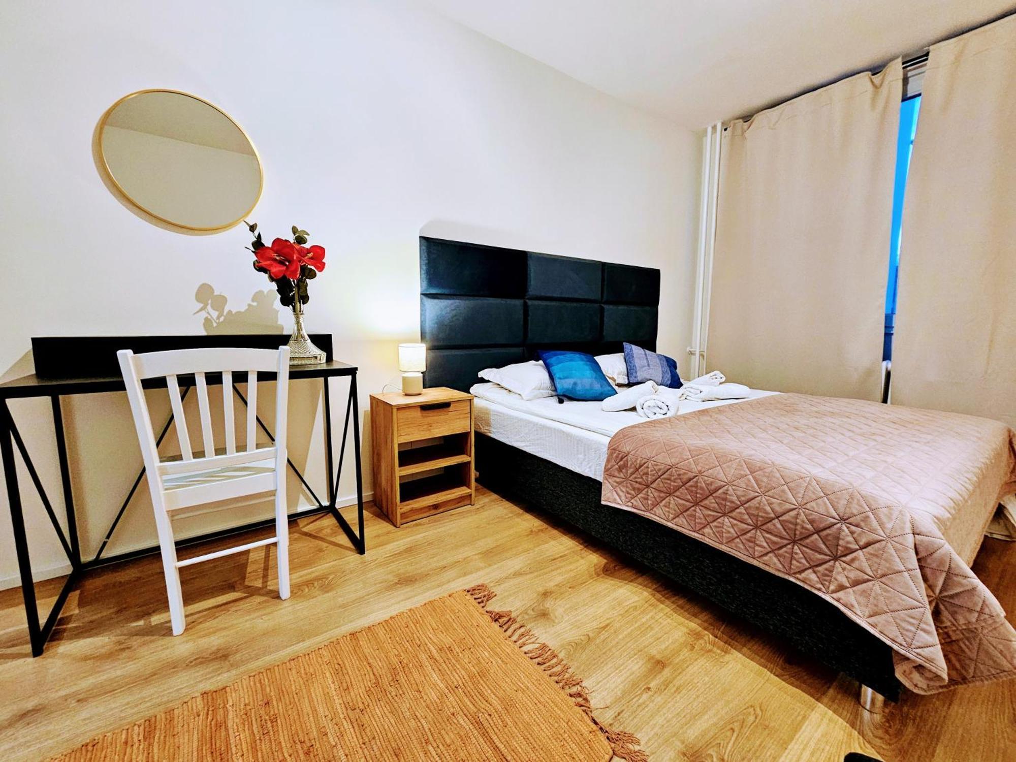 Live-inn 2 Bdr Family For 1-8 Guests, 20 Mins To Center, Lift, Gym, Reception, Parking, Roof Terrace, Game & Party Prague