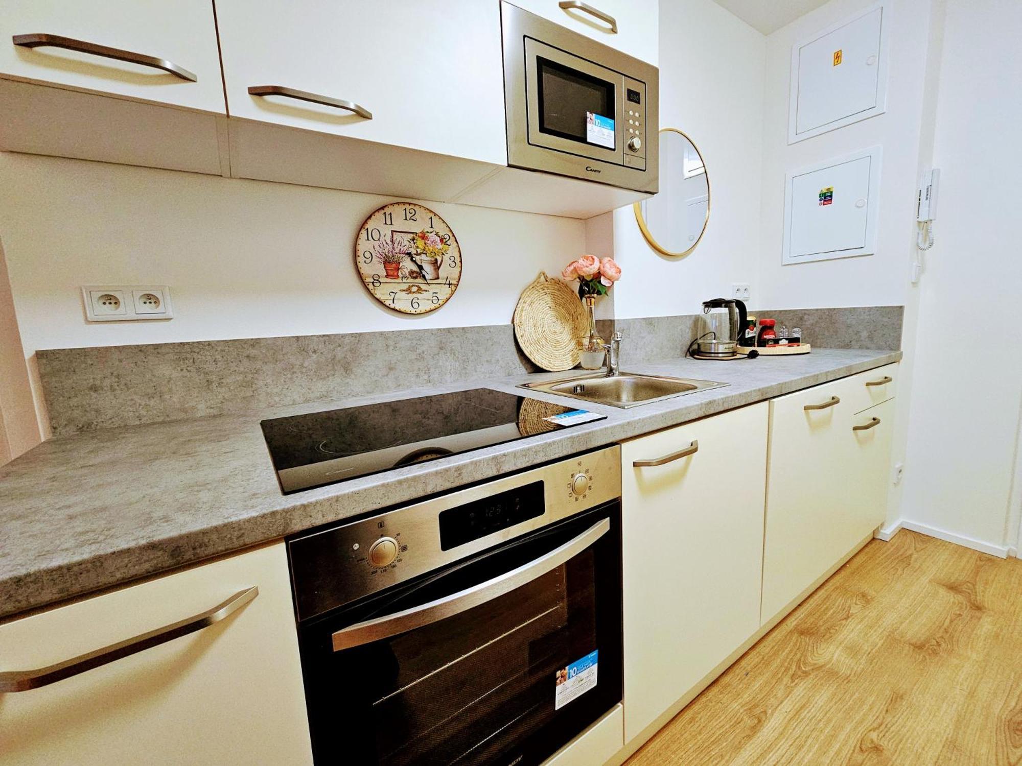 Live-inn 2 Bdr Family For 1-8 Guests, 20 Mins To Center, Lift, Gym, Reception, Parking, Roof Terrace, Game & Party Apartment *