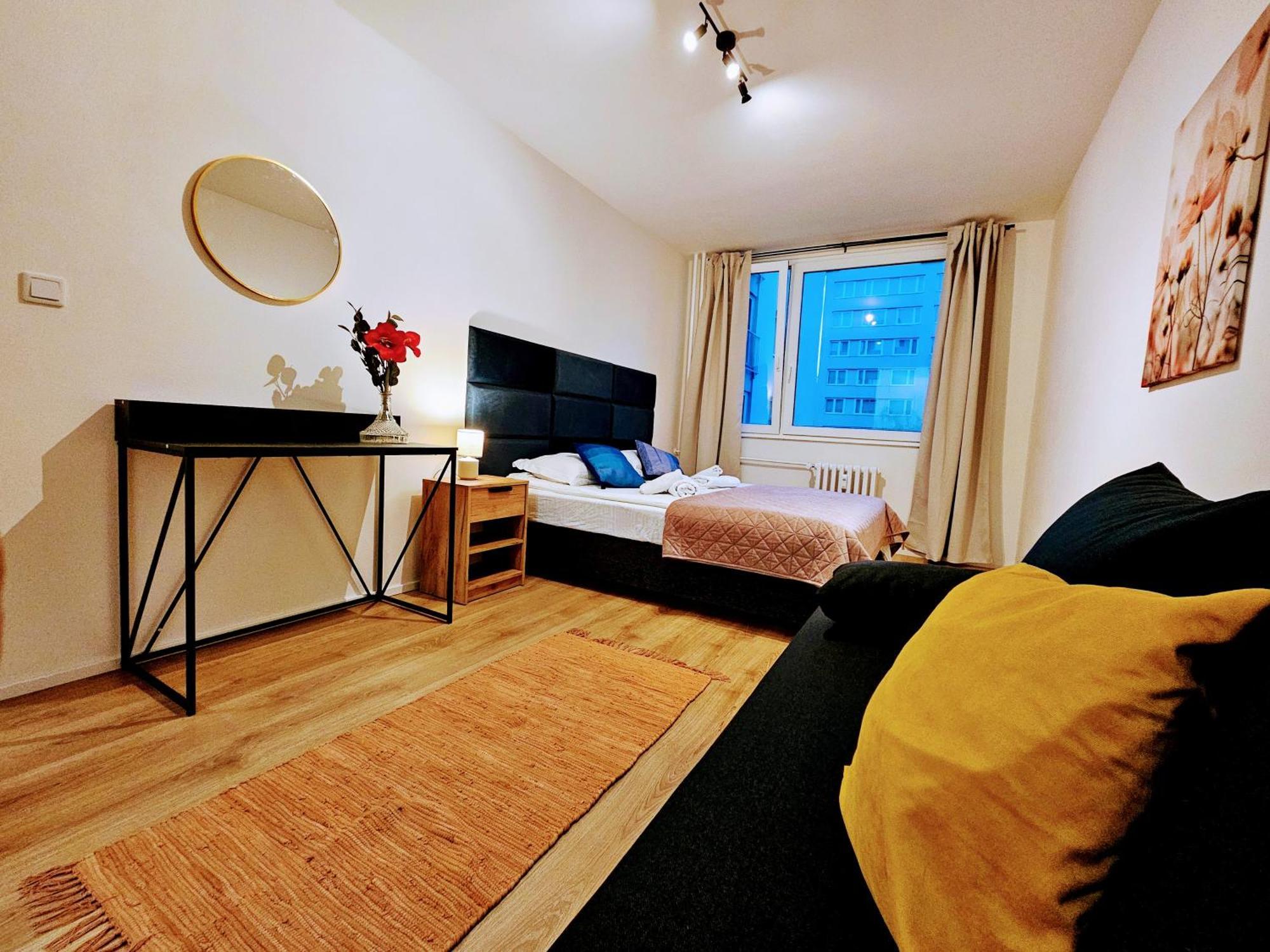 Apartment Live-inn 2 Bdr Family For 1-8 Guests, 20 Mins To Center, Lift, Gym, Reception, Parking, Roof Terrace, Game & Party *