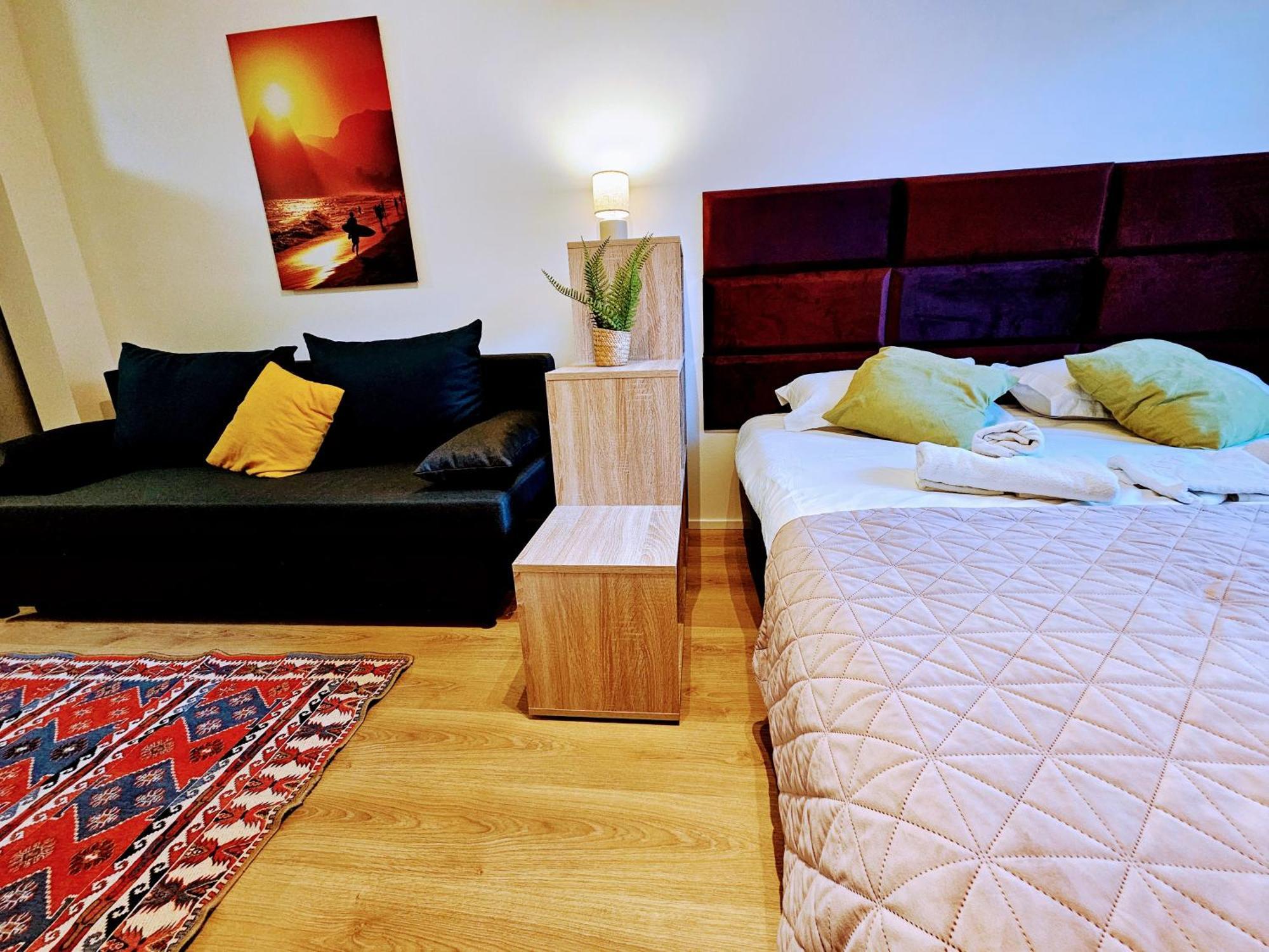Live-inn 2 Bdr Family For 1-8 Guests, 20 Mins To Center, Lift, Gym, Reception, Parking, Roof Terrace, Game & Party Apartment Prague