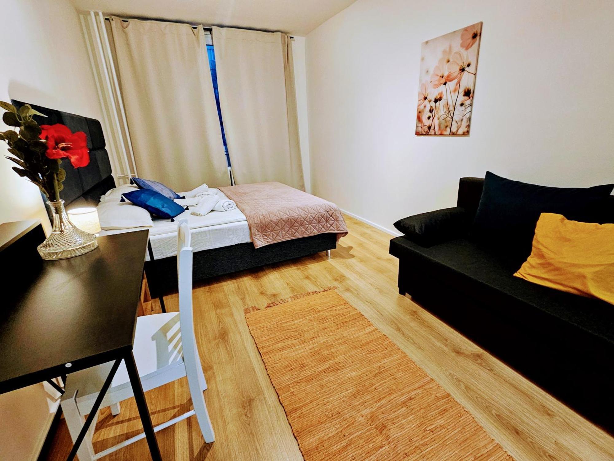 Live-inn 2 Bdr Family For 1-8 Guests, 20 Mins To Center, Lift, Gym, Reception, Parking, Roof Terrace, Game & Party *