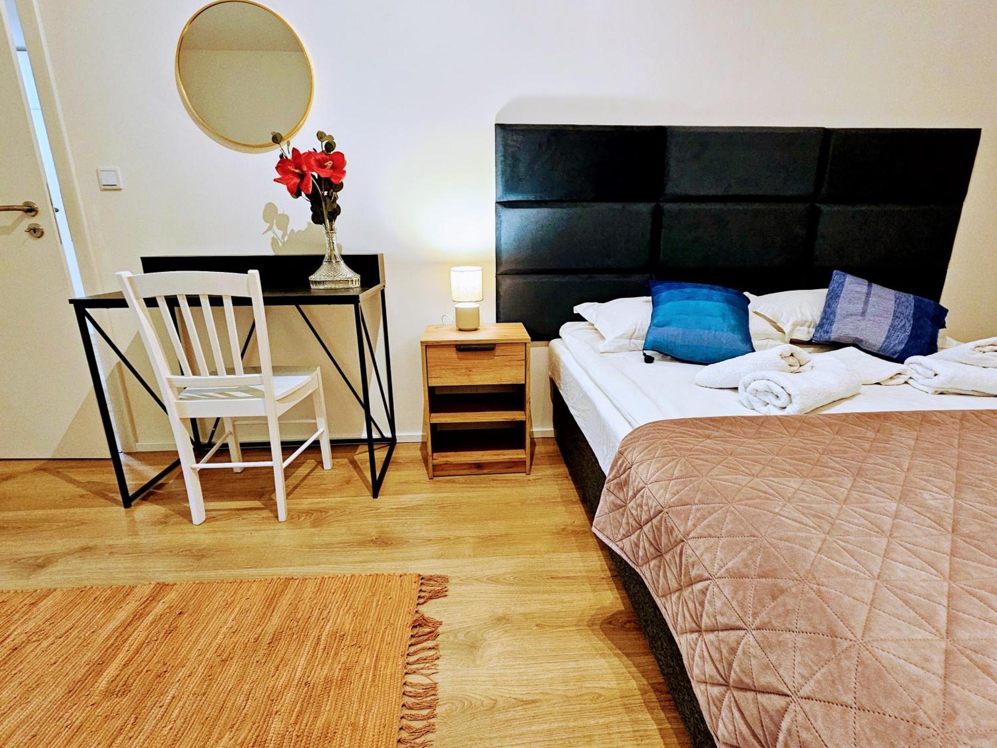 Apartment Live-inn 2 Bdr Family For 1-8 Guests, 20 Mins To Center, Lift, Gym, Reception, Parking, Roof Terrace, Game & Party