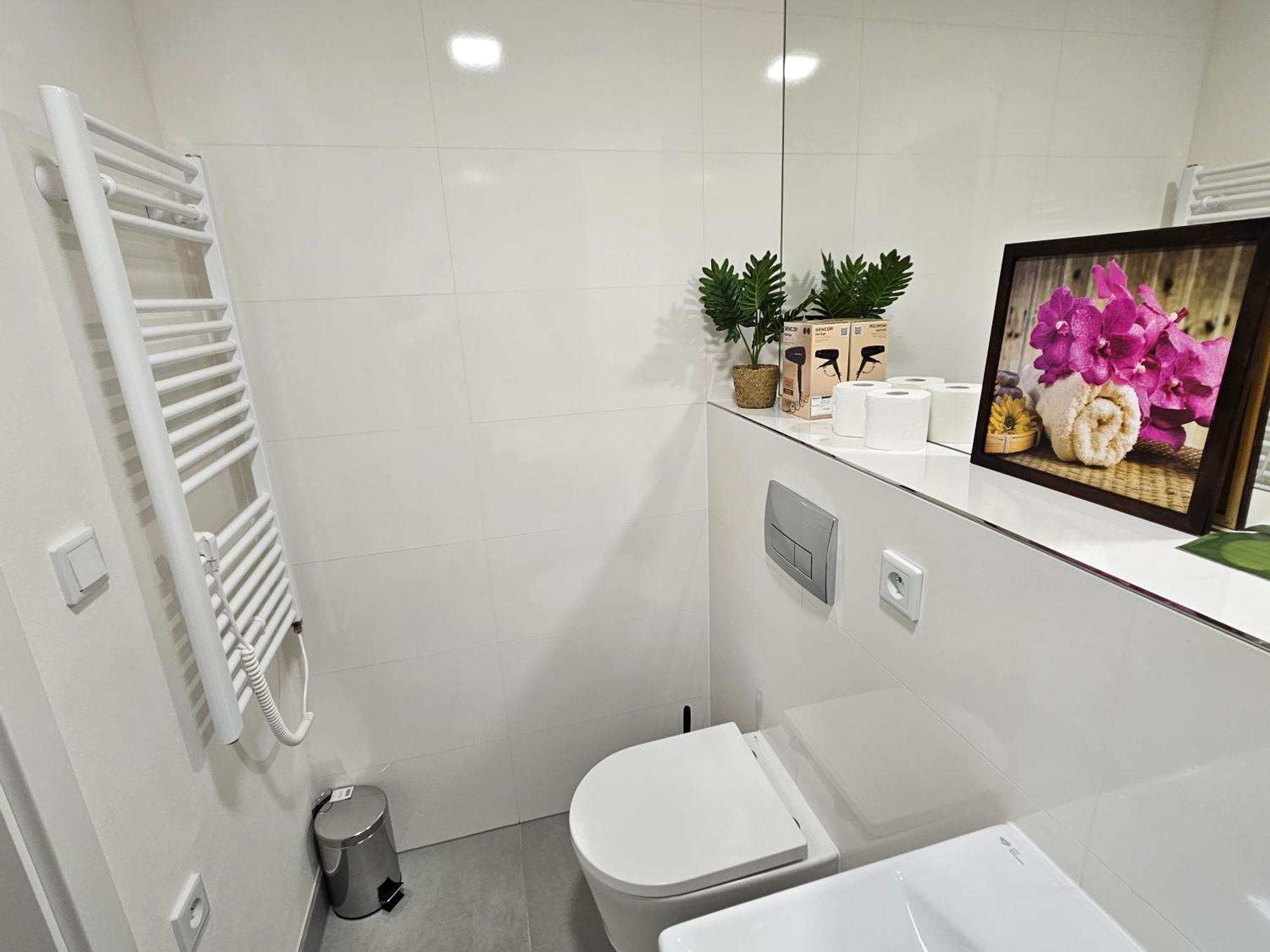 Live-inn 2 Bdr Family For 1-8 Guests, 20 Mins To Center, Lift, Gym, Reception, Parking, Roof Terrace, Game & Party Apartment *