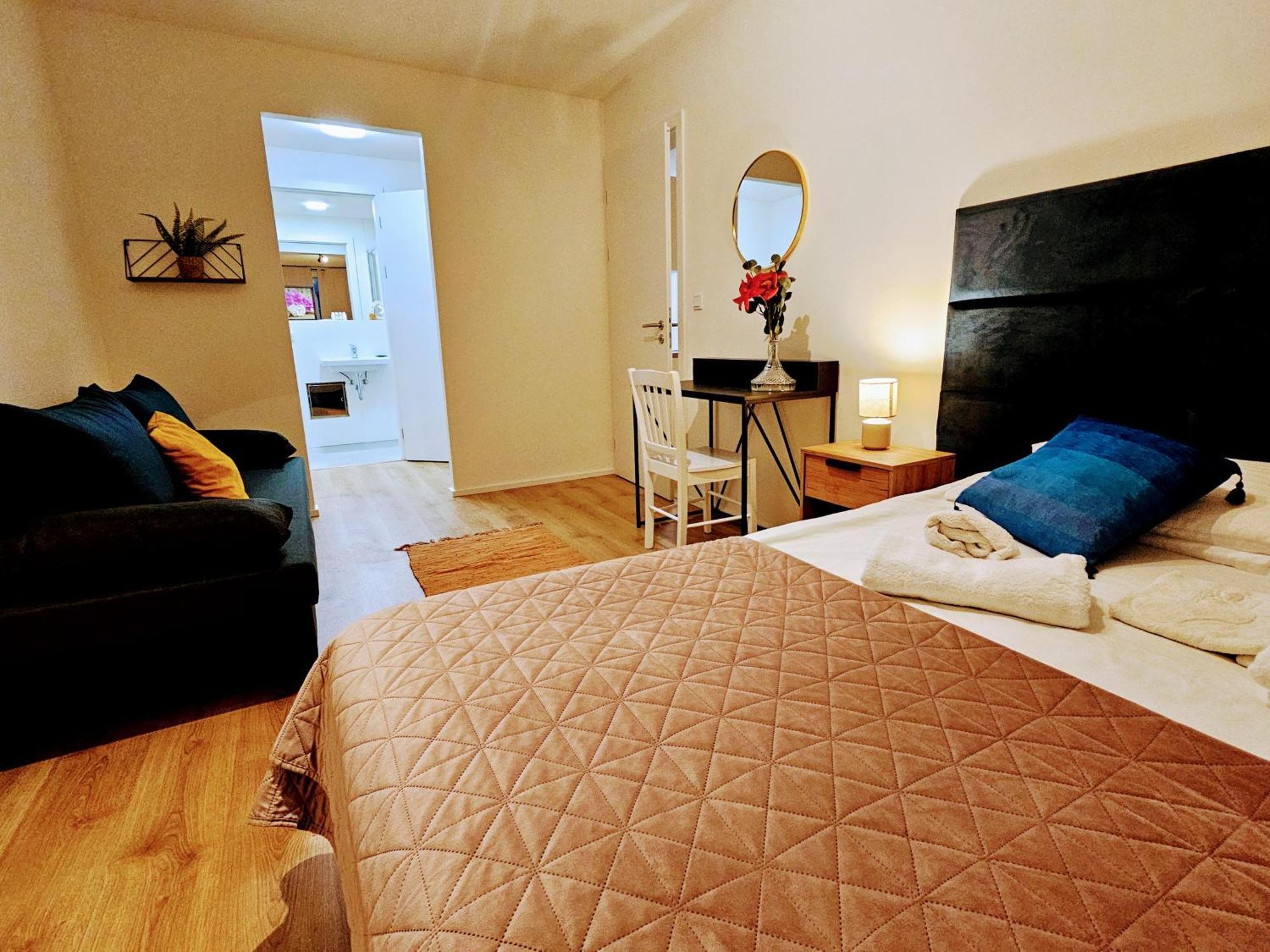Apartment Live-inn 2 Bdr Family For 1-8 Guests, 20 Mins To Center, Lift, Gym, Reception, Parking, Roof Terrace, Game & Party *