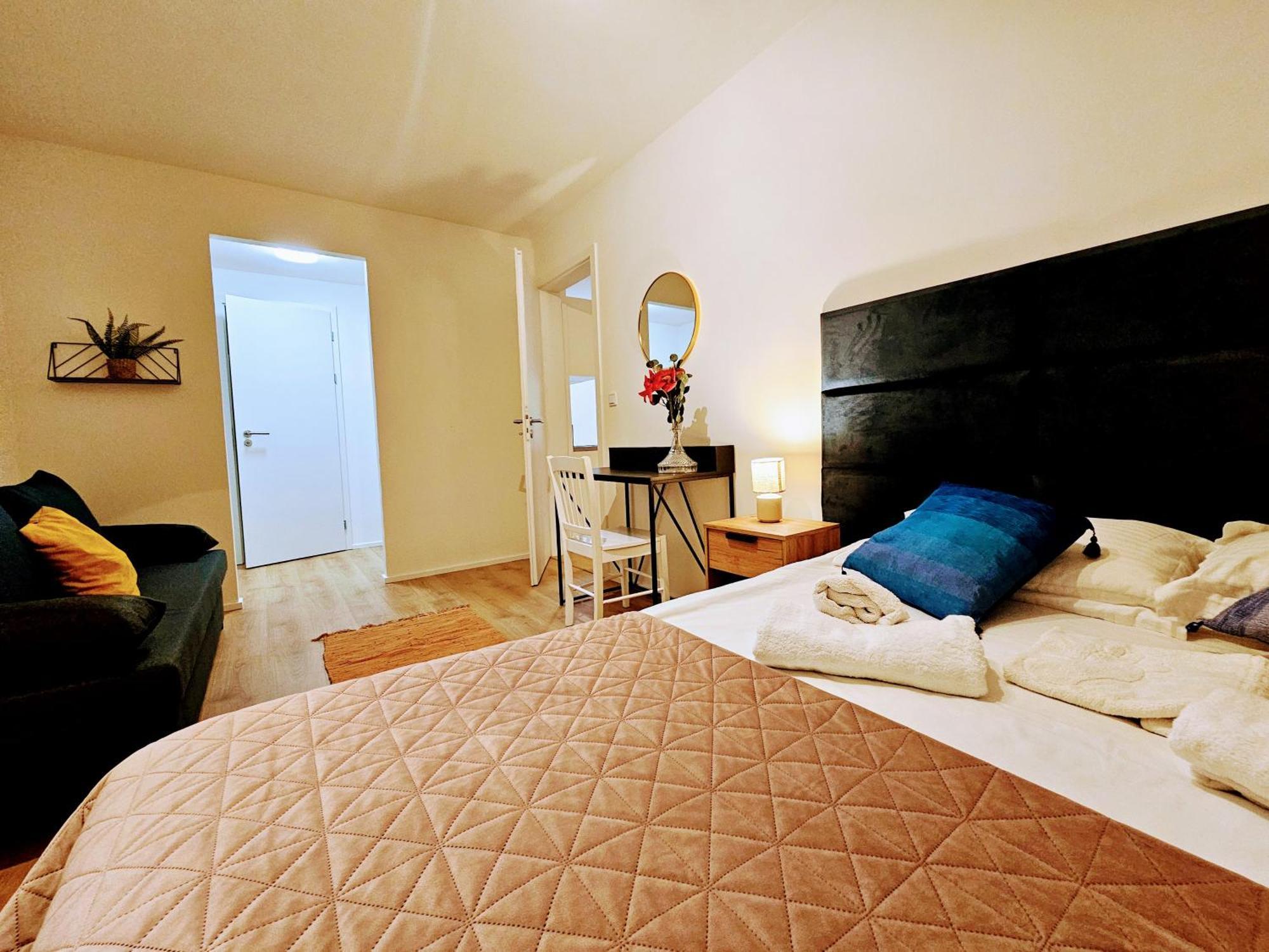 Live-inn 2 Bdr Family For 1-8 Guests, 20 Mins To Center, Lift, Gym, Reception, Parking, Roof Terrace, Game & Party Apartment Prague