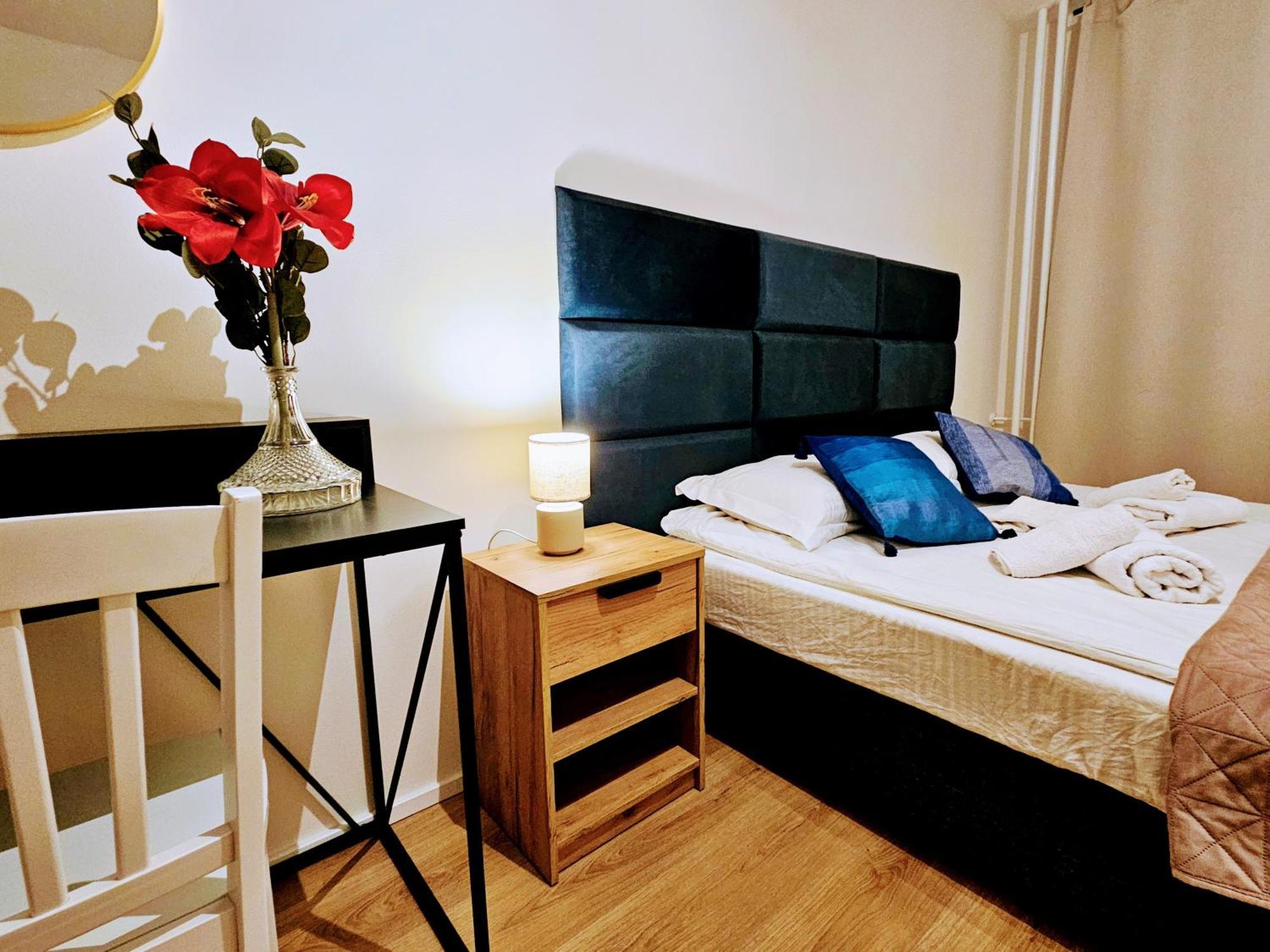 Apartment Live-inn 2 Bdr Family For 1-8 Guests, 20 Mins To Center, Lift, Gym, Reception, Parking, Roof Terrace, Game & Party Prague