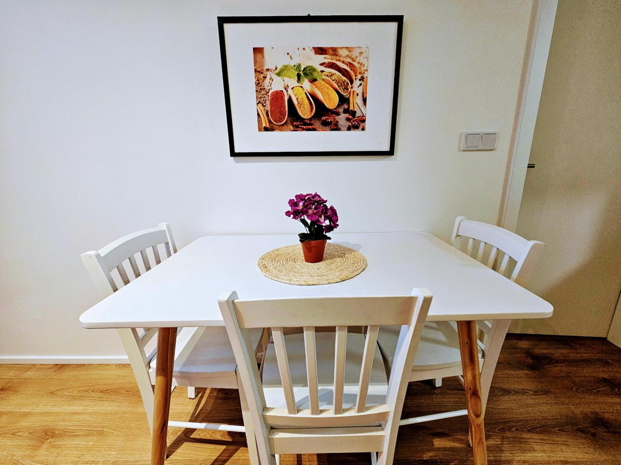 Live-inn 2 Bdr Family For 1-8 Guests, 20 Mins To Center, Lift, Gym, Reception, Parking, Roof Terrace, Game & Party *