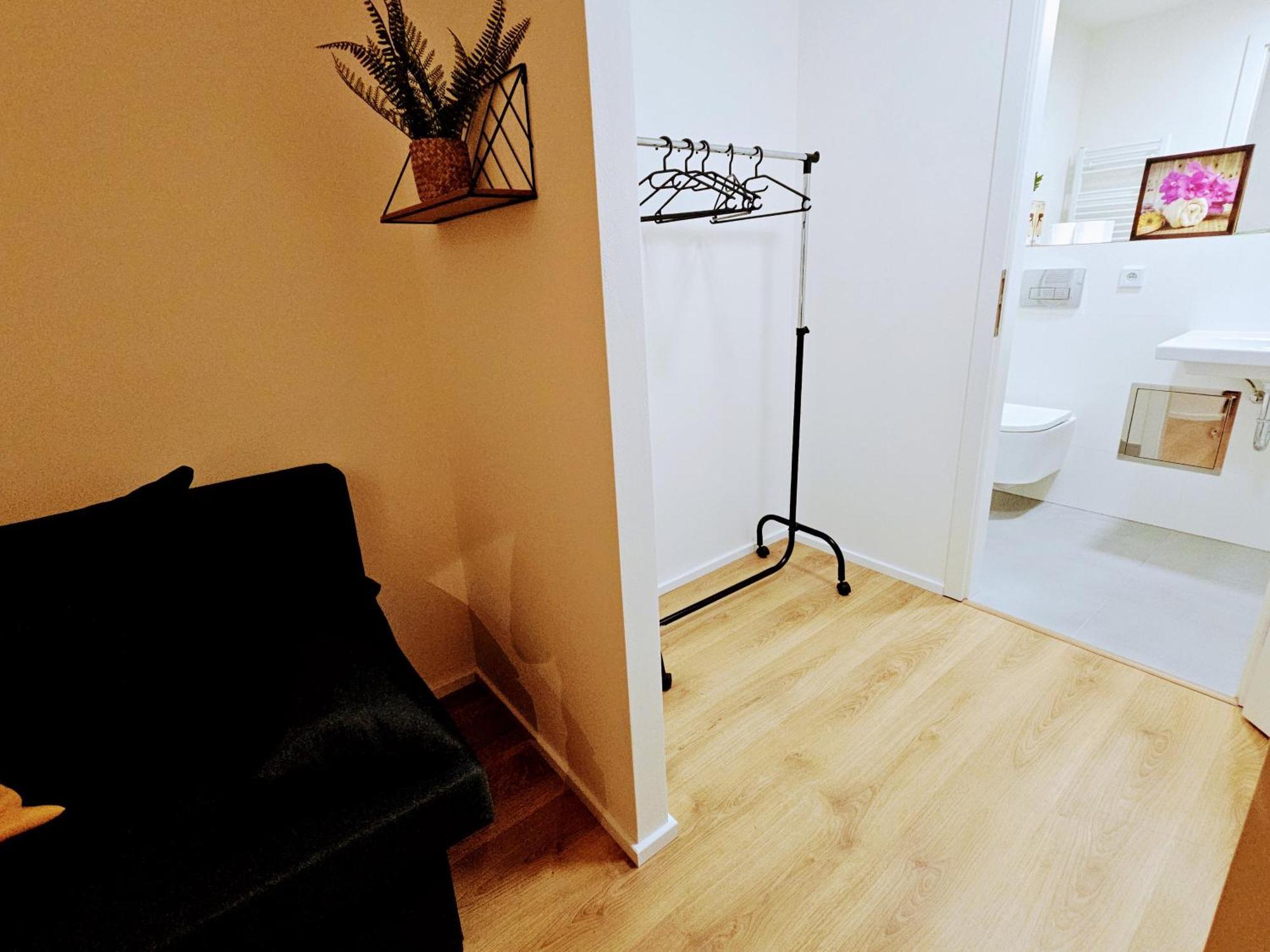 Live-inn 2 Bdr Family For 1-8 Guests, 20 Mins To Center, Lift, Gym, Reception, Parking, Roof Terrace, Game & Party Prague