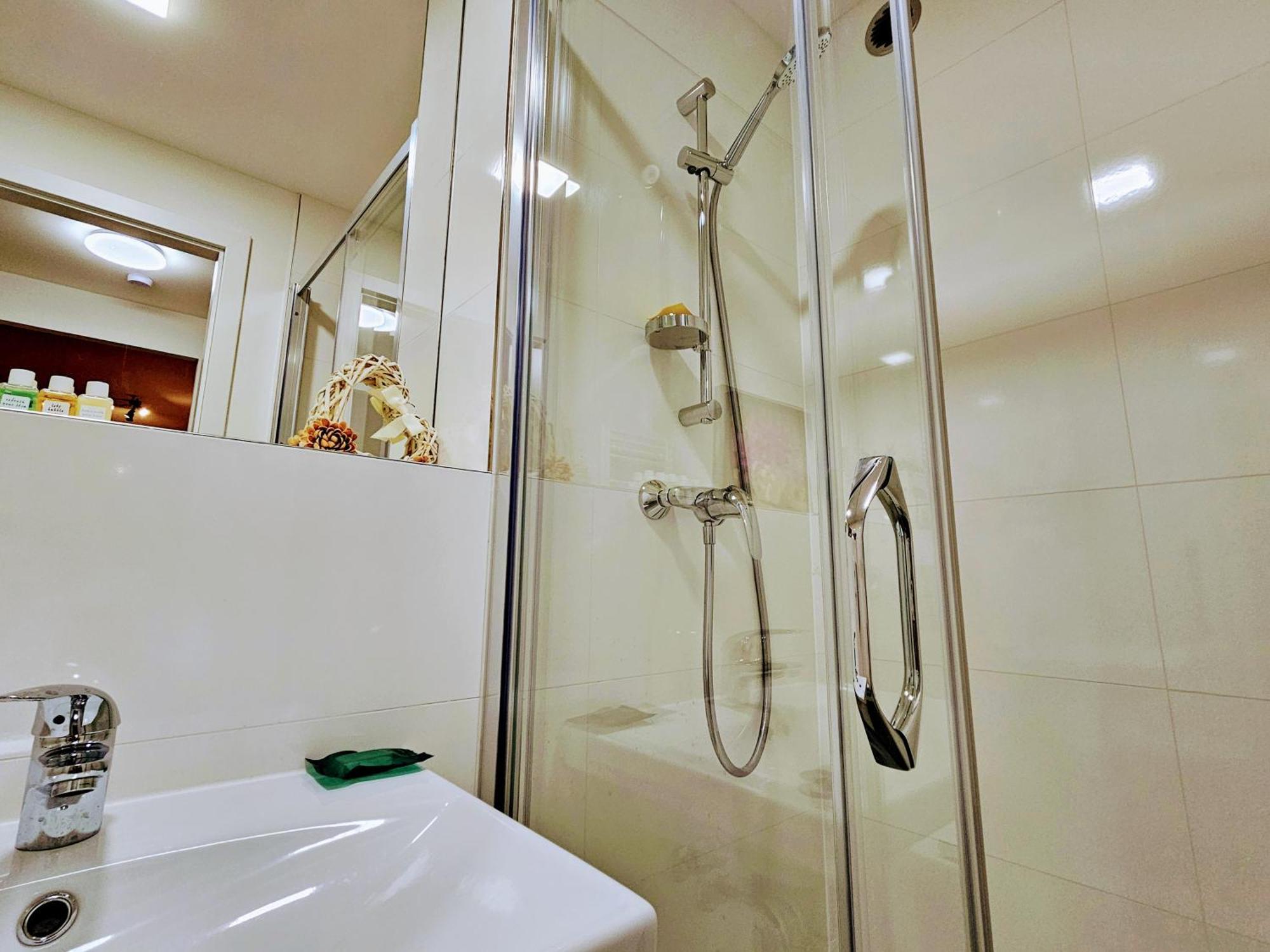 Live-inn 2 Bdr Family For 1-8 Guests, 20 Mins To Center, Lift, Gym, Reception, Parking, Roof Terrace, Game & Party * Prague