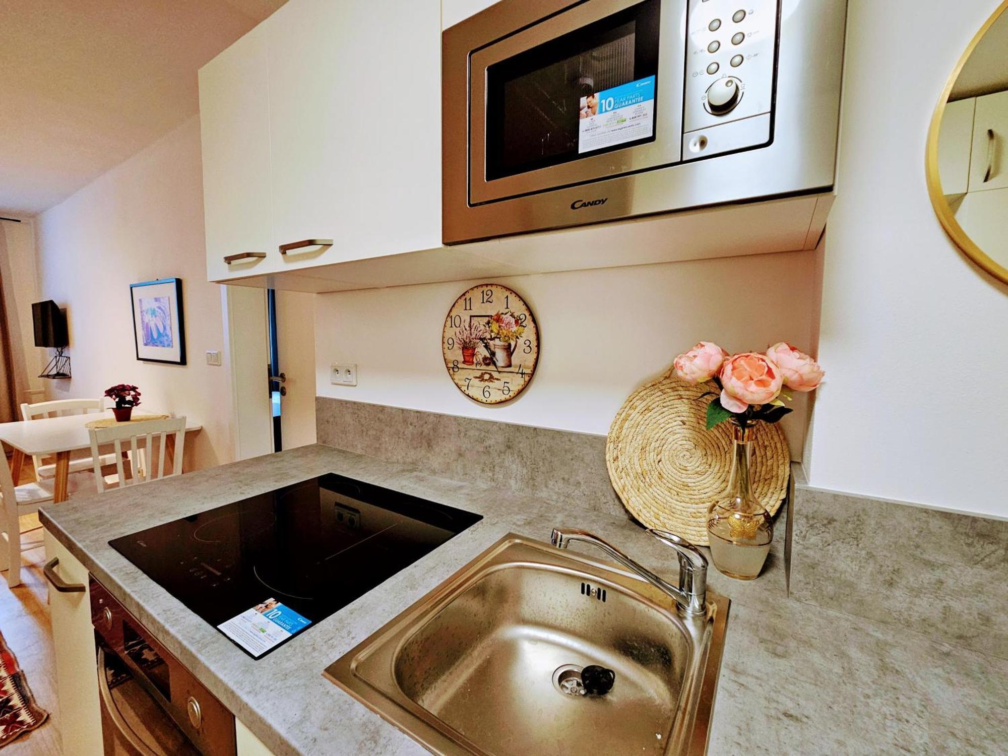 Live-inn 2 Bdr Family For 1-8 Guests, 20 Mins To Center, Lift, Gym, Reception, Parking, Roof Terrace, Game & Party