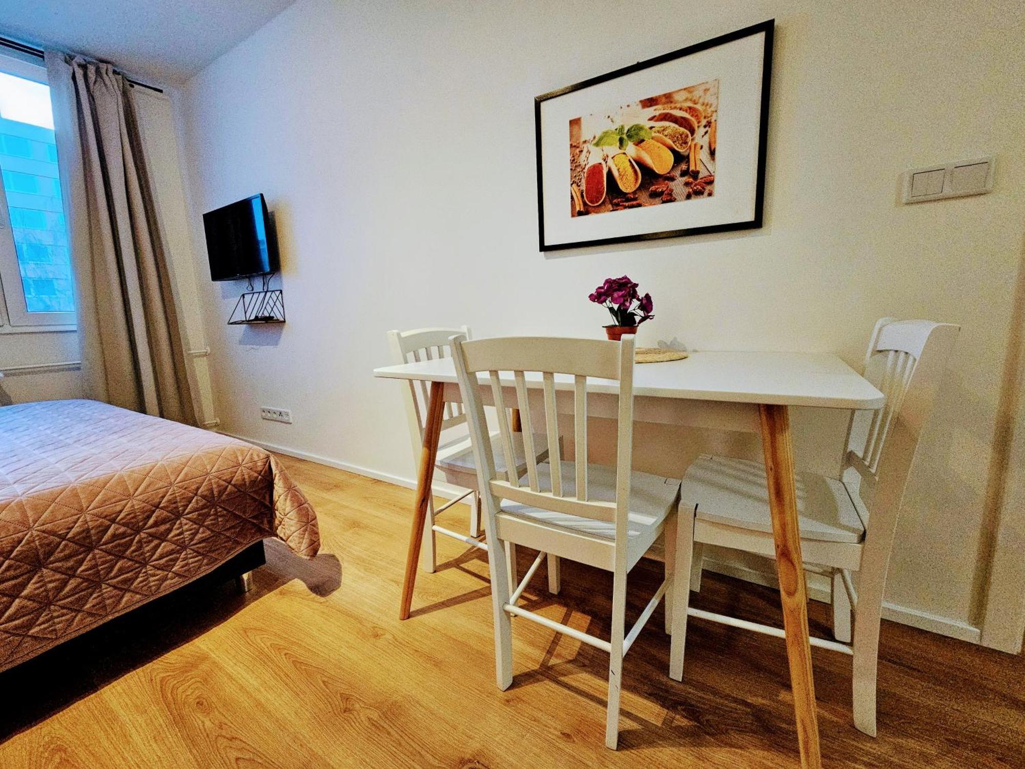 Live-inn 2 Bdr Family For 1-8 Guests, 20 Mins To Center, Lift, Gym, Reception, Parking, Roof Terrace, Game & Party Apartment