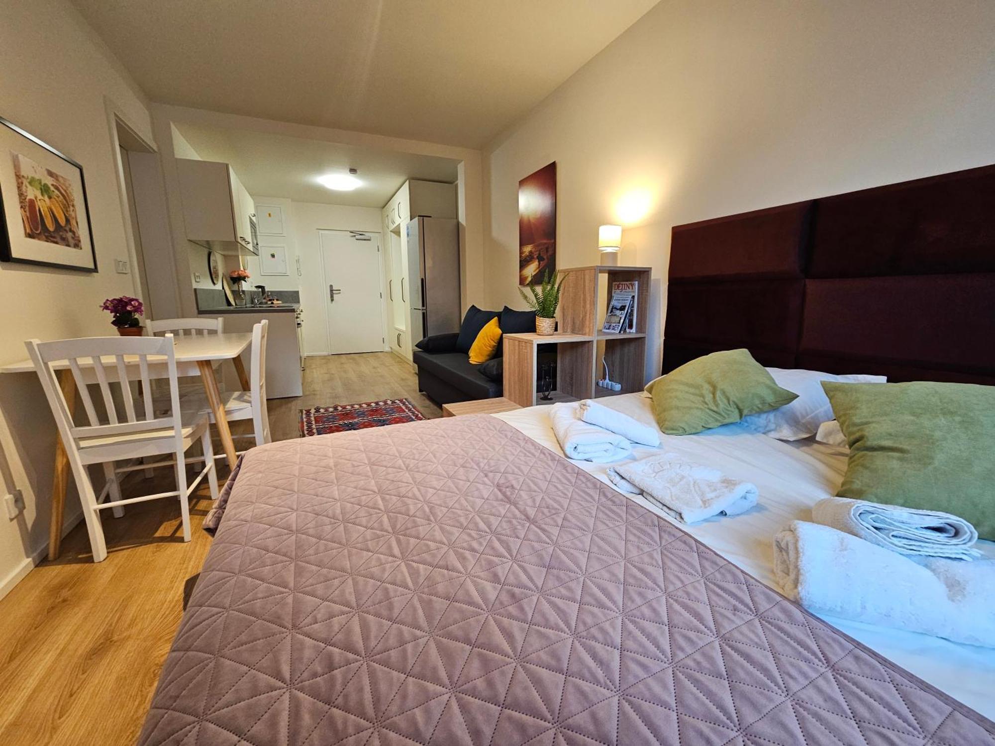Live-inn 2 Bdr Family For 1-8 Guests, 20 Mins To Center, Lift, Gym, Reception, Parking, Roof Terrace, Game & Party Apartment *