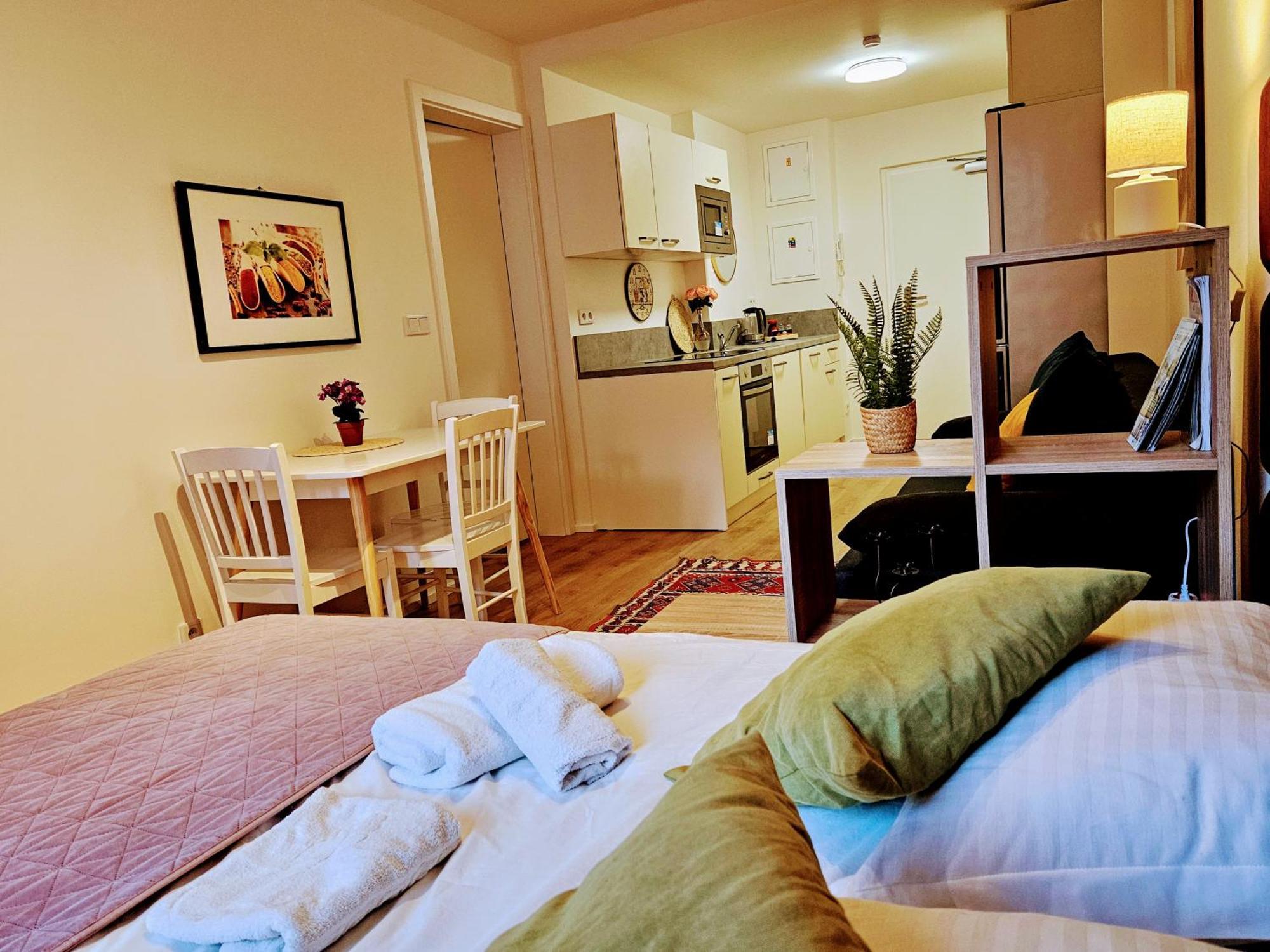 Apartment Live-inn 2 Bdr Family For 1-8 Guests, 20 Mins To Center, Lift, Gym, Reception, Parking, Roof Terrace, Game & Party *