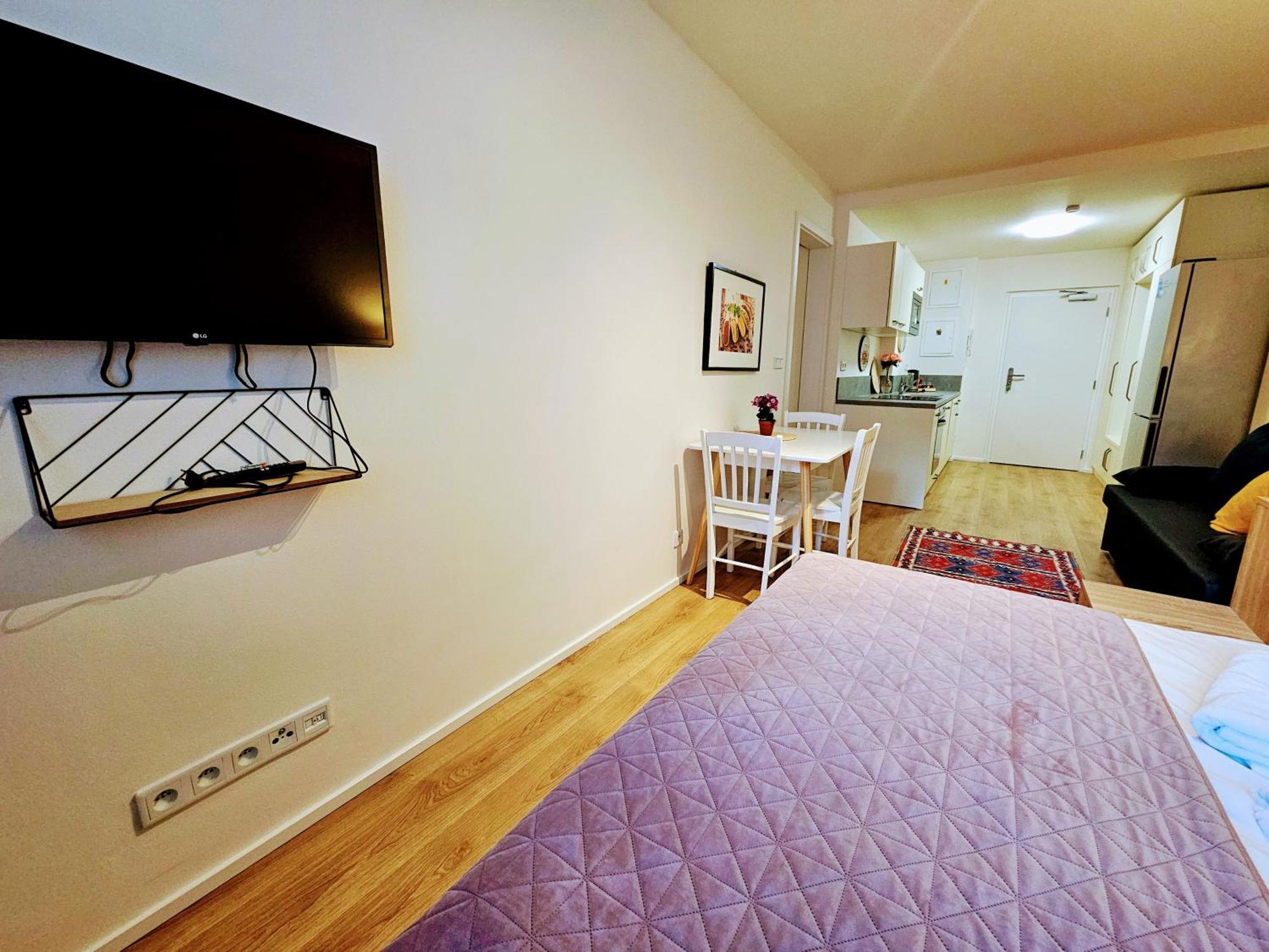 Live-inn 2 Bdr Family For 1-8 Guests, 20 Mins To Center, Lift, Gym, Reception, Parking, Roof Terrace, Game & Party Apartment Prague