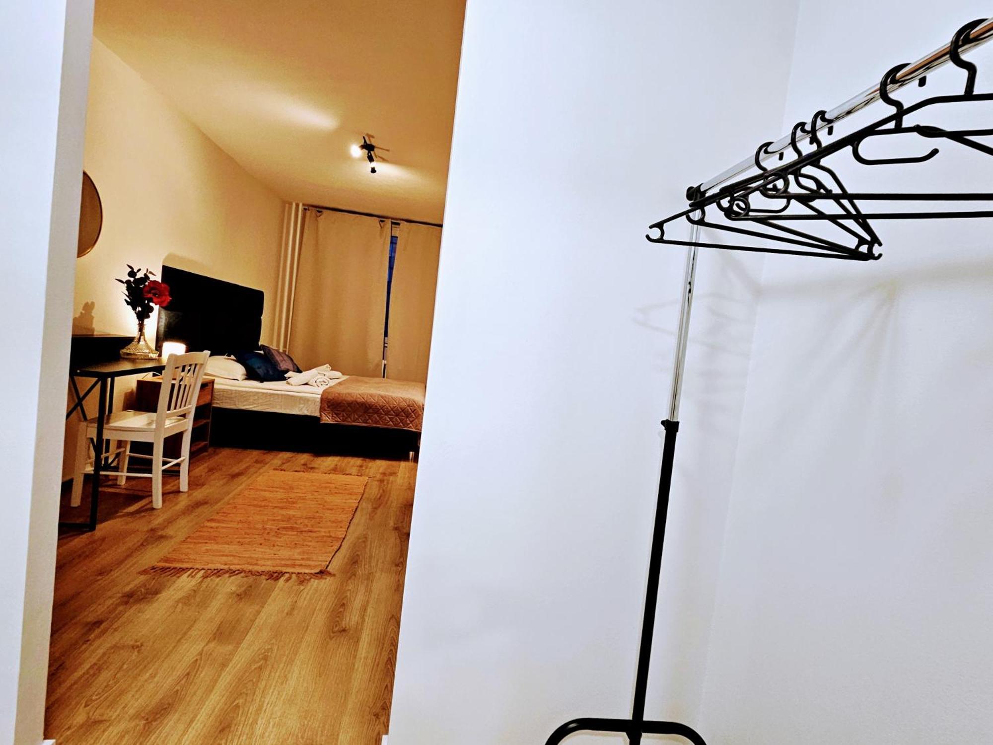 Live-inn 2 Bdr Family For 1-8 Guests, 20 Mins To Center, Lift, Gym, Reception, Parking, Roof Terrace, Game & Party Apartment