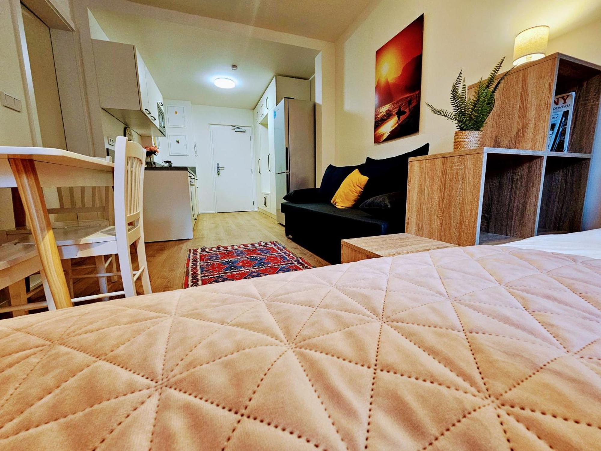 Apartment Live-inn 2 Bdr Family For 1-8 Guests, 20 Mins To Center, Lift, Gym, Reception, Parking, Roof Terrace, Game & Party