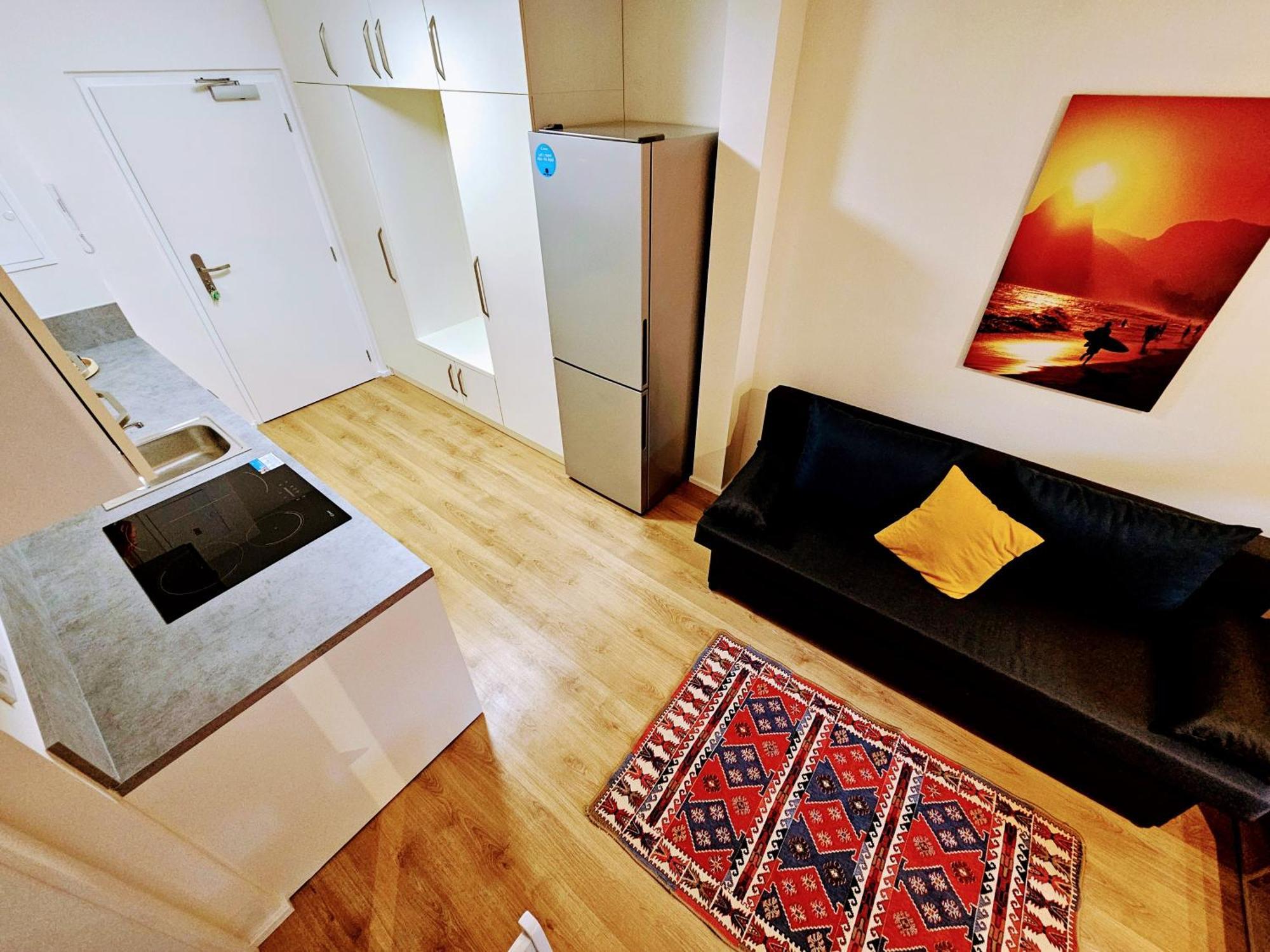 Live-inn 2 Bdr Family For 1-8 Guests, 20 Mins To Center, Lift, Gym, Reception, Parking, Roof Terrace, Game & Party Apartment Prague