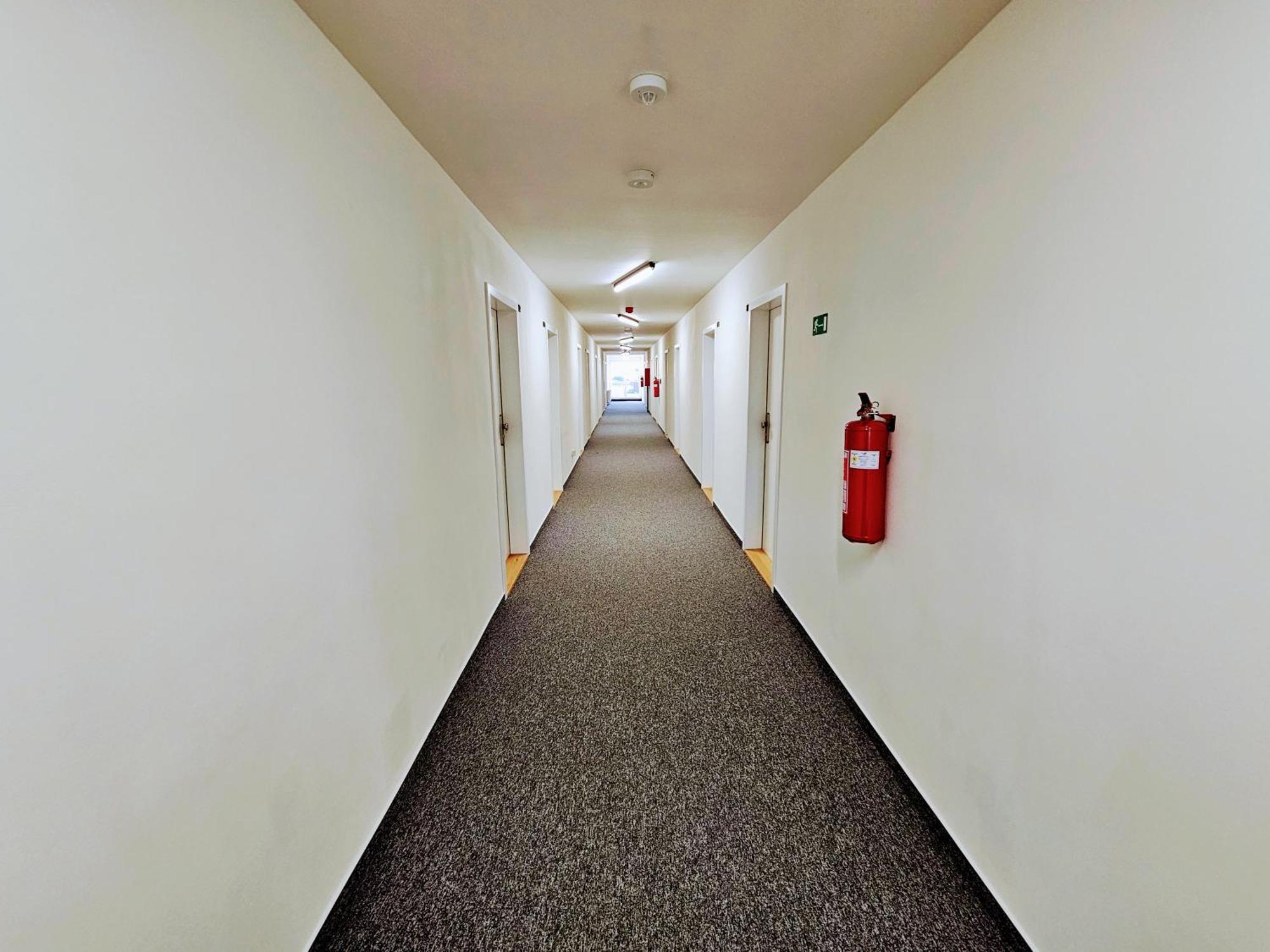 Live-inn 2 Bdr Family For 1-8 Guests, 20 Mins To Center, Lift, Gym, Reception, Parking, Roof Terrace, Game & Party Prague