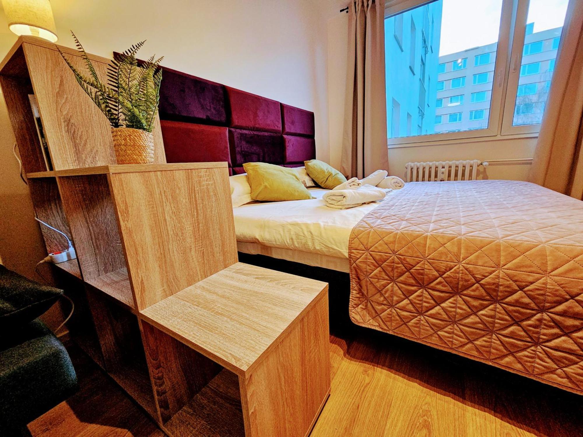 Apartment Live-inn 2 Bdr Family For 1-8 Guests, 20 Mins To Center, Lift, Gym, Reception, Parking, Roof Terrace, Game & Party