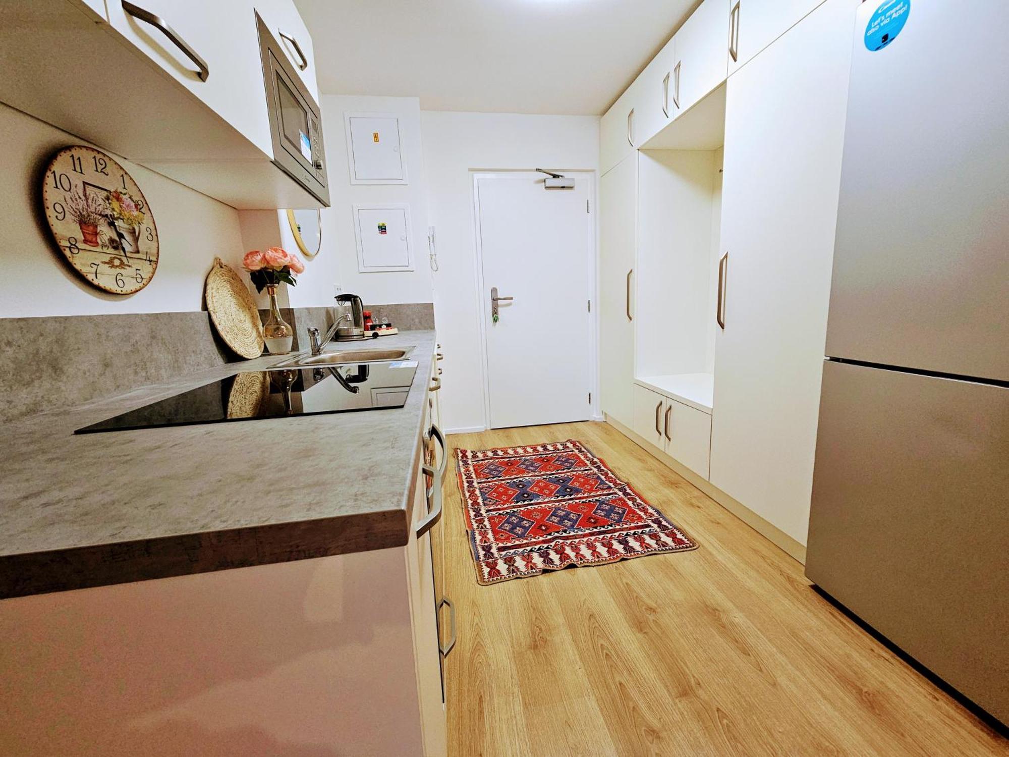 Live-inn 2 Bdr Family For 1-8 Guests, 20 Mins To Center, Lift, Gym, Reception, Parking, Roof Terrace, Game & Party Apartment *
