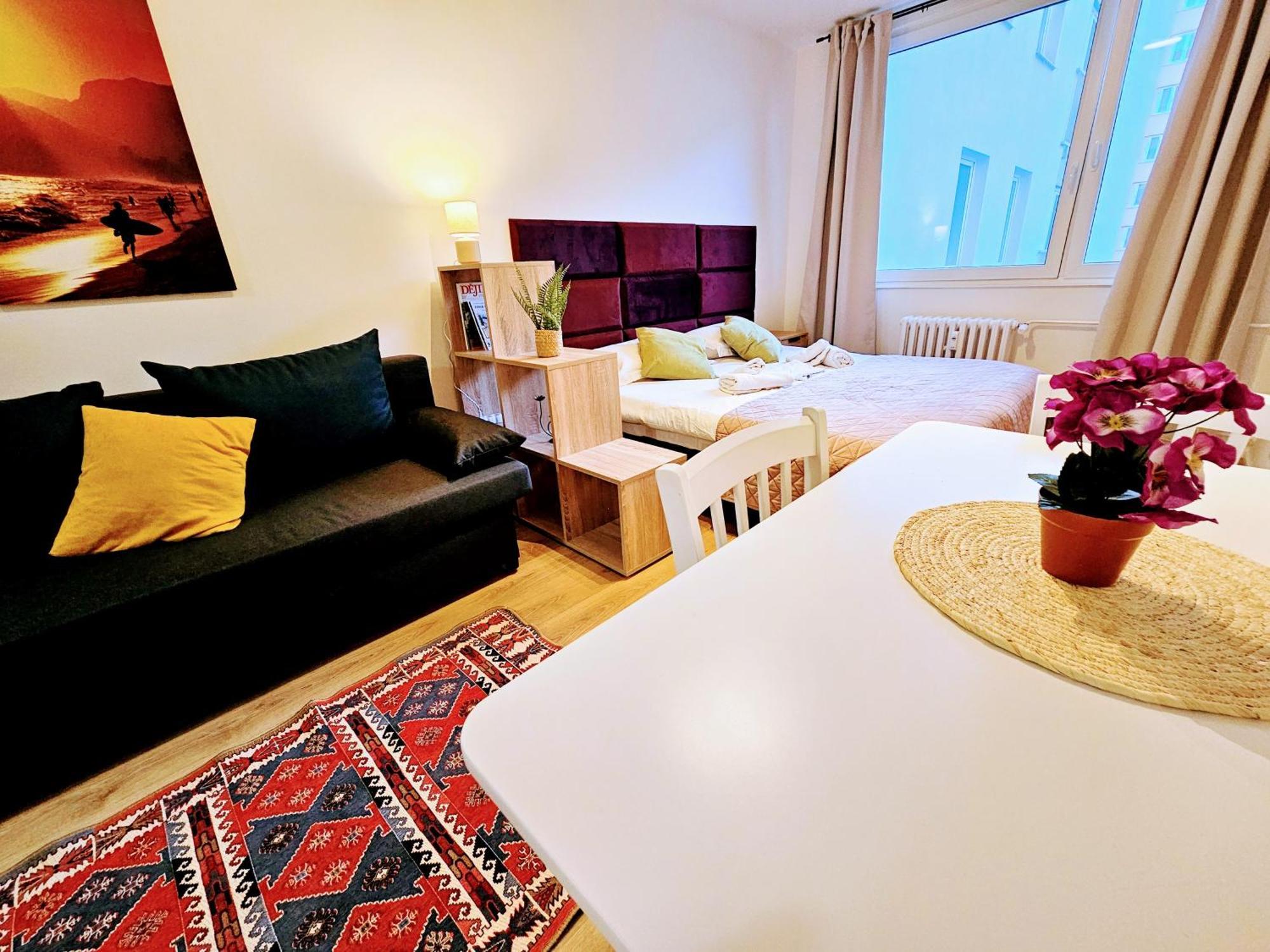 Apartment Live-inn 2 Bdr Family For 1-8 Guests, 20 Mins To Center, Lift, Gym, Reception, Parking, Roof Terrace, Game & Party Prague
