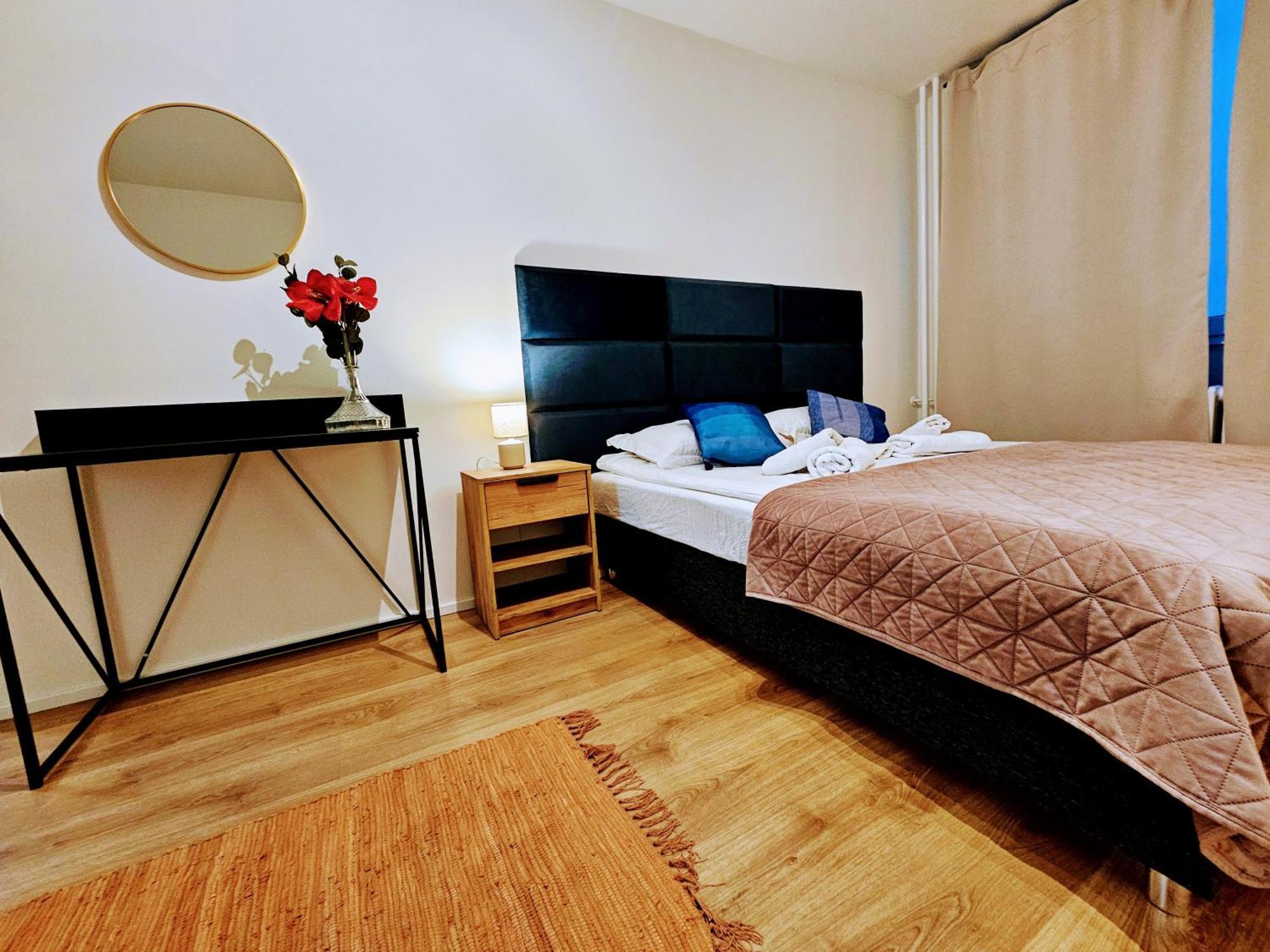 Live-inn 2 Bdr Family For 1-8 Guests, 20 Mins To Center, Lift, Gym, Reception, Parking, Roof Terrace, Game & Party * Prague