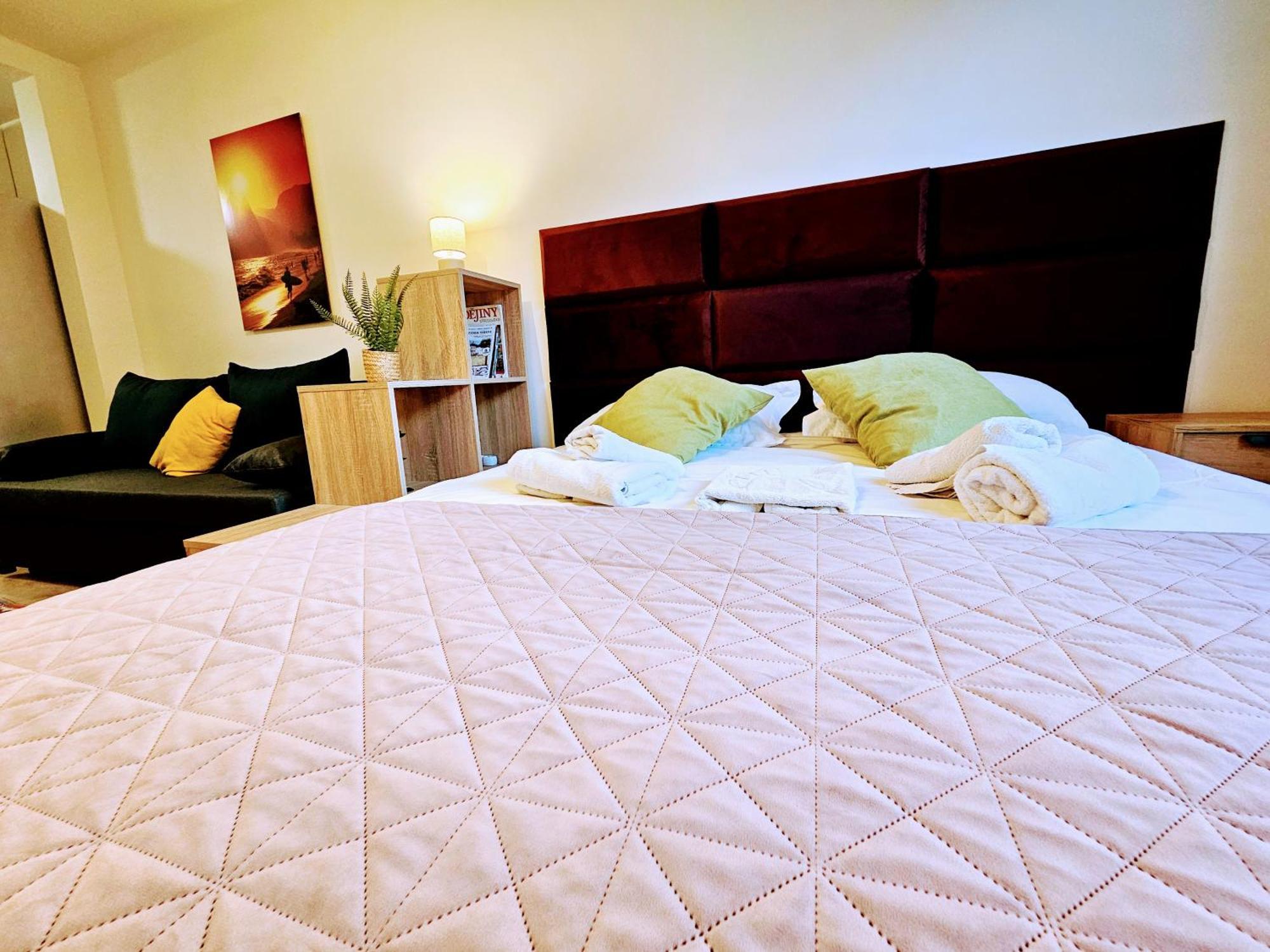 Live-inn 2 Bdr Family For 1-8 Guests, 20 Mins To Center, Lift, Gym, Reception, Parking, Roof Terrace, Game & Party Apartment *
