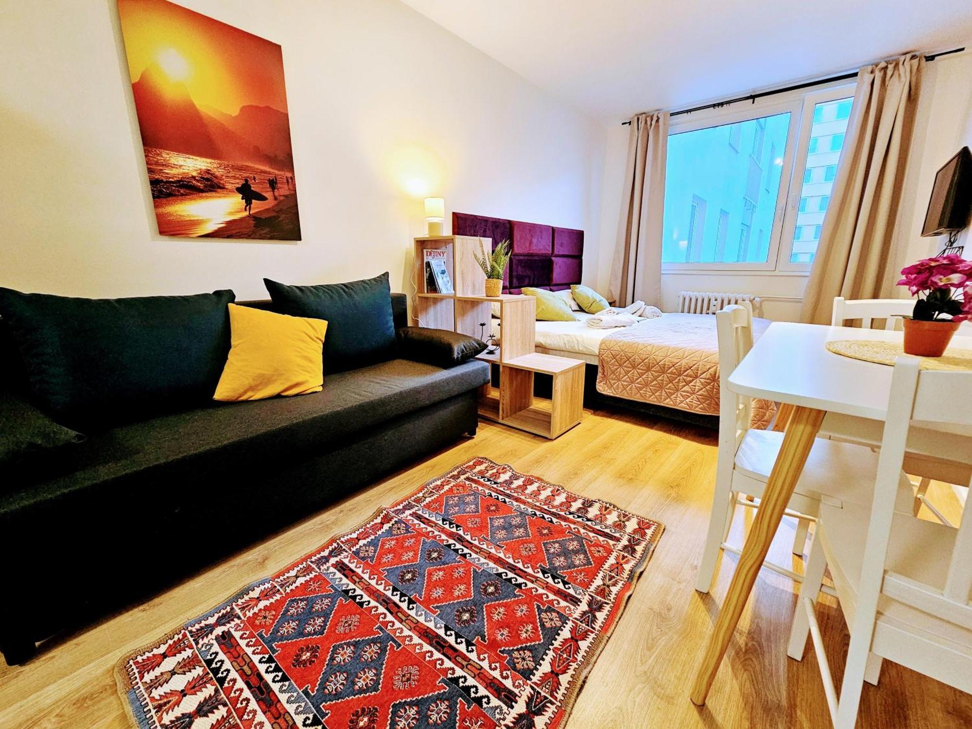 Apartment Live-inn 2 Bdr Family For 1-8 Guests, 20 Mins To Center, Lift, Gym, Reception, Parking, Roof Terrace, Game & Party Prague